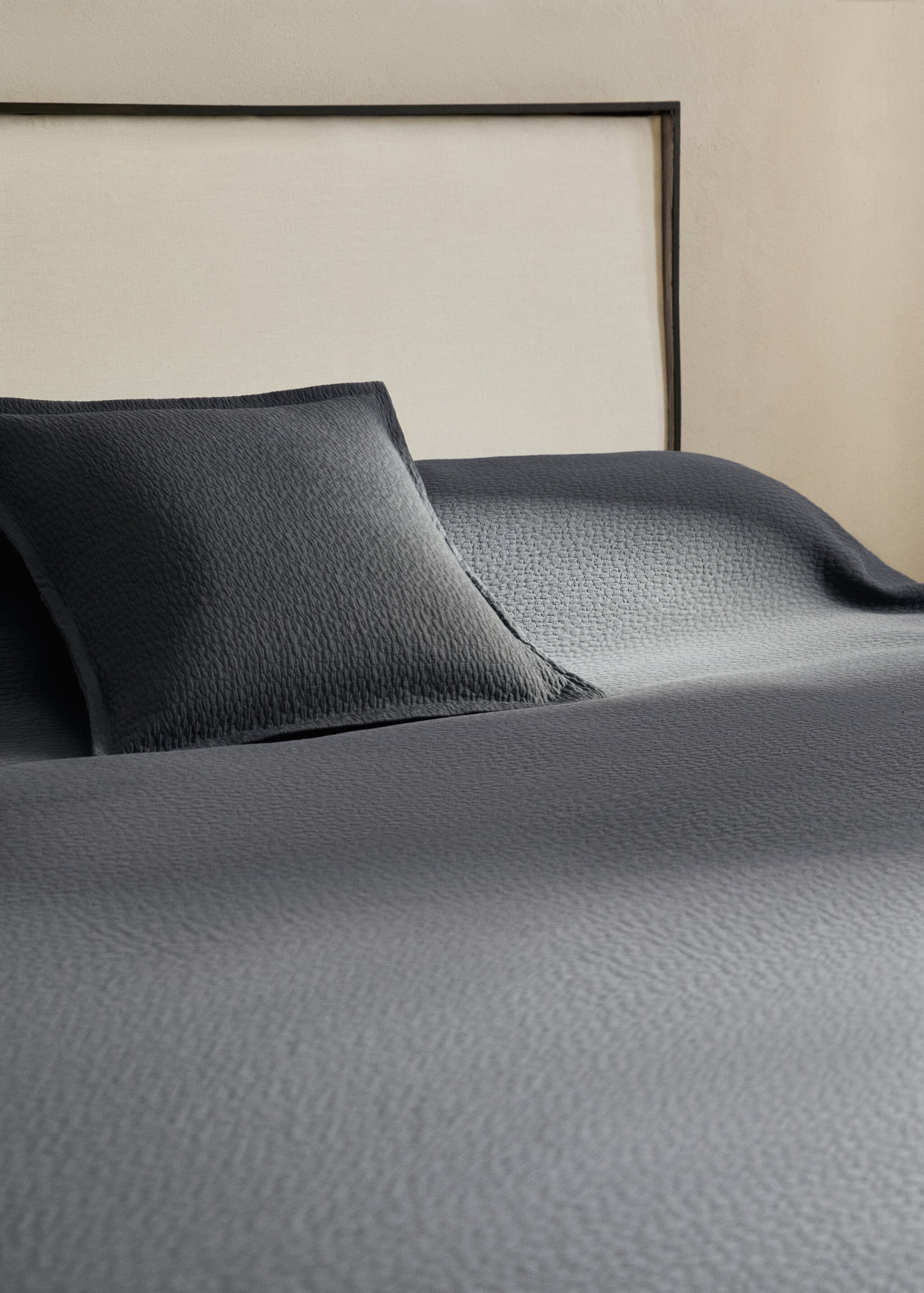 Garment-dyed textured cotton bedspread for 150/160 cm bed - Details of the article 7, Charcoal. Ref: 17091556-00.