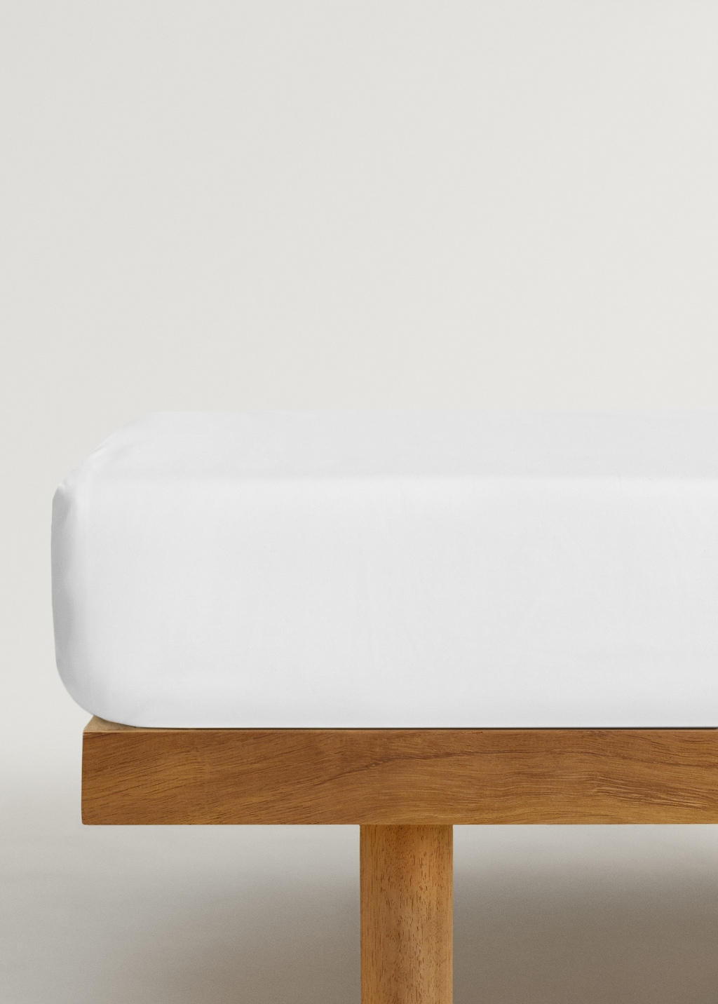 Percale cotton bottom sheet with picueta detail for cot