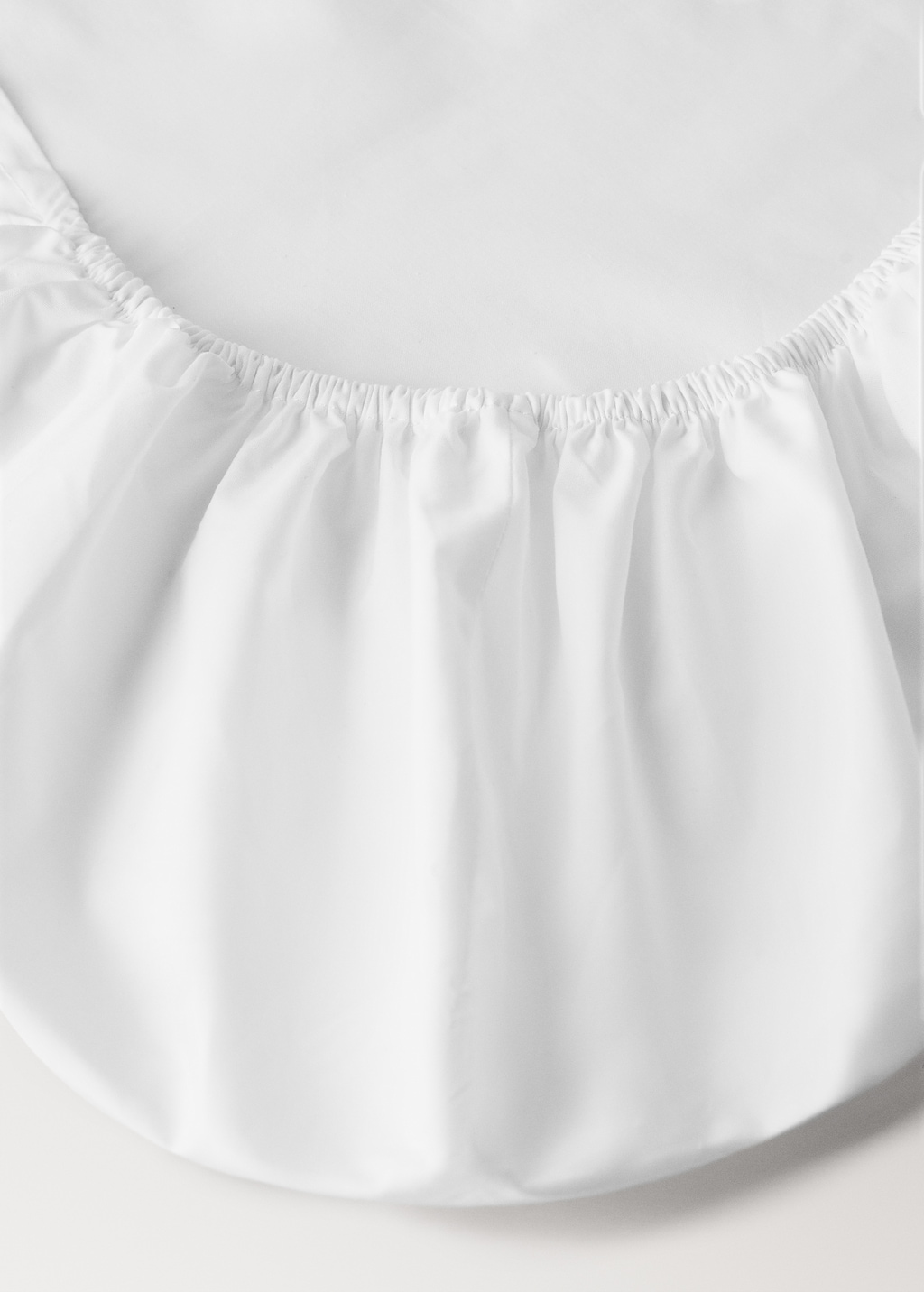 Percale cotton bottom sheet with picueta detail for cot