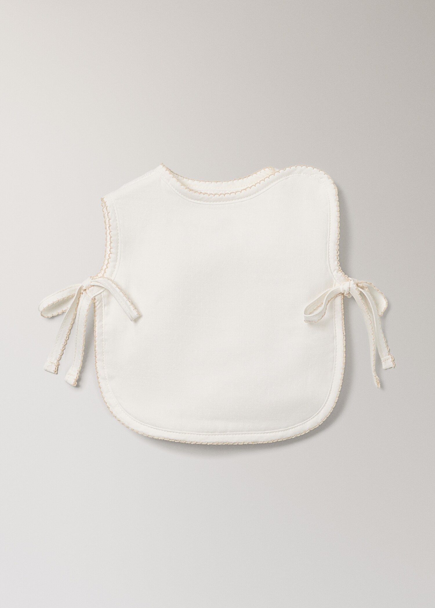 Bavoir en coton avec bordure décorative - Article sans modèle