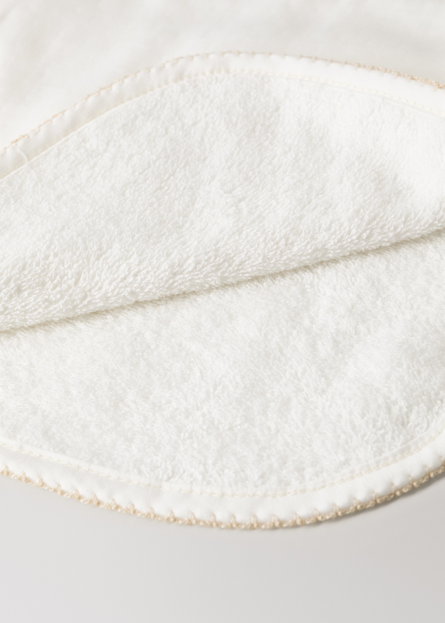 Bavoir en coton avec bordure décorative - Détail de l'article 2