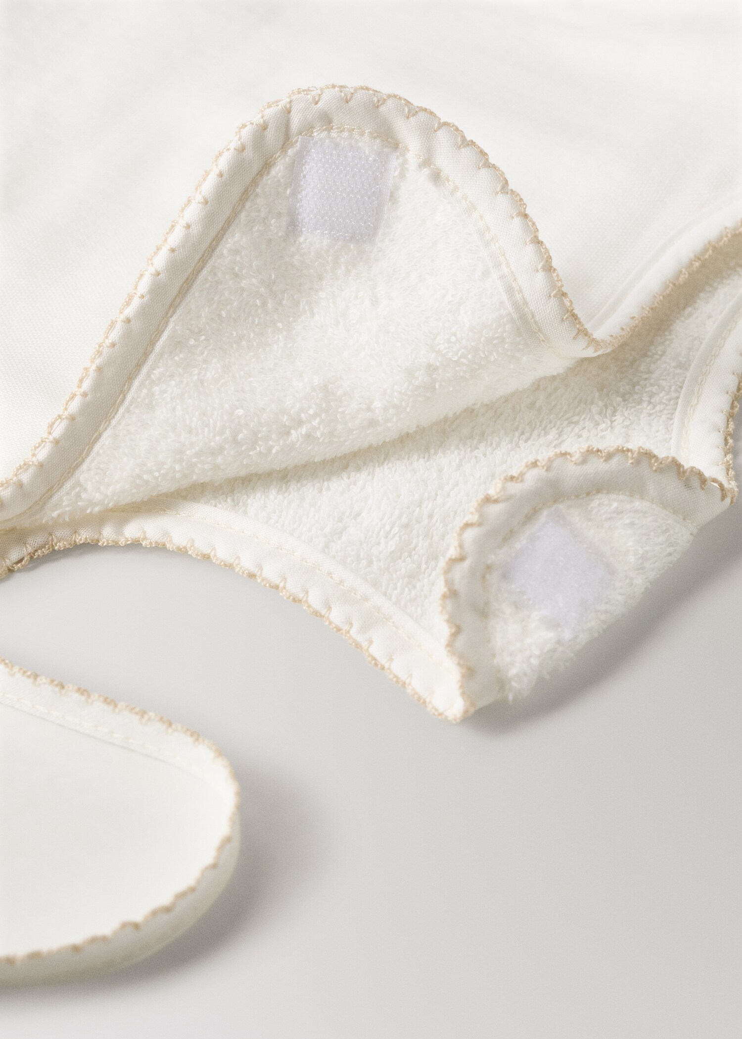 Bavoir en coton avec bordure décorative - Détail de l'article 3