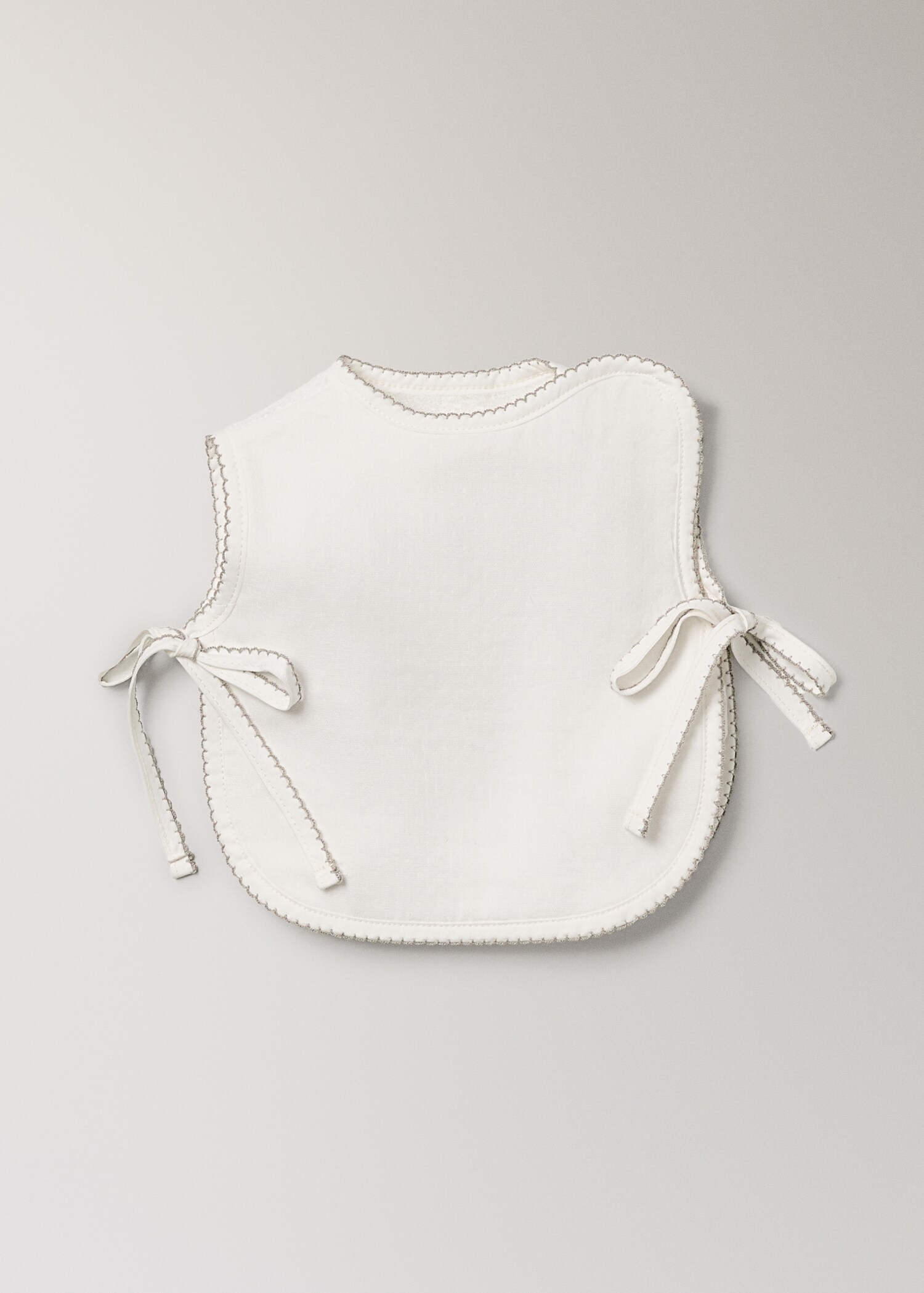 Bavoir en coton avec bordure décorative - Article sans modèle
