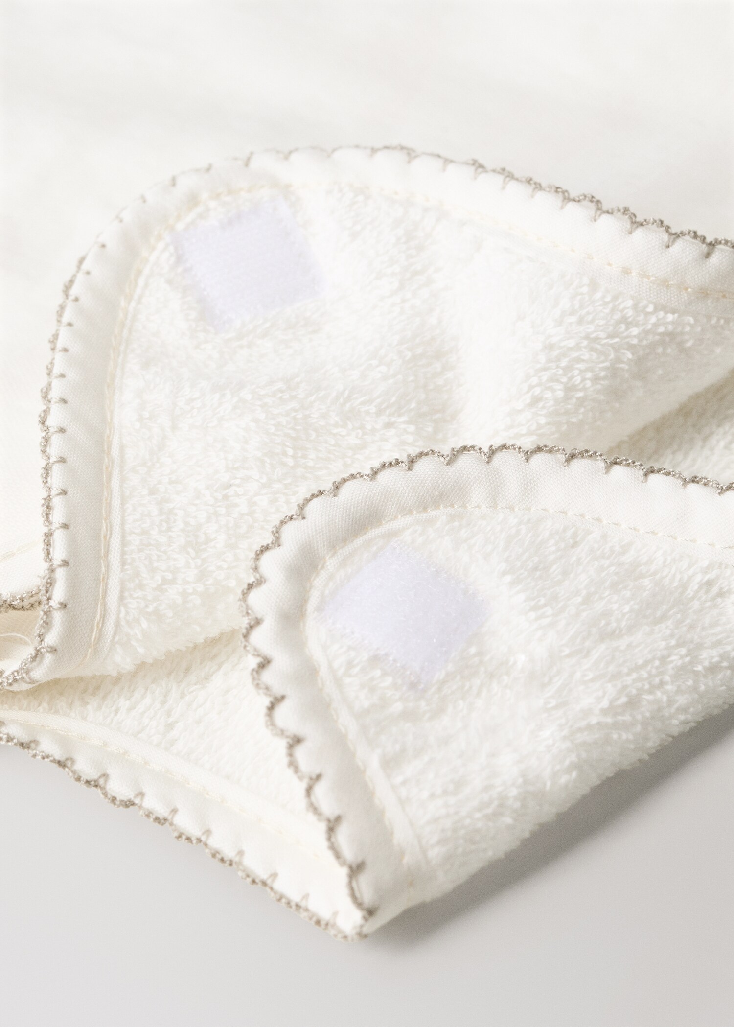 Bavoir en coton avec bordure décorative - Détail de l'article 3