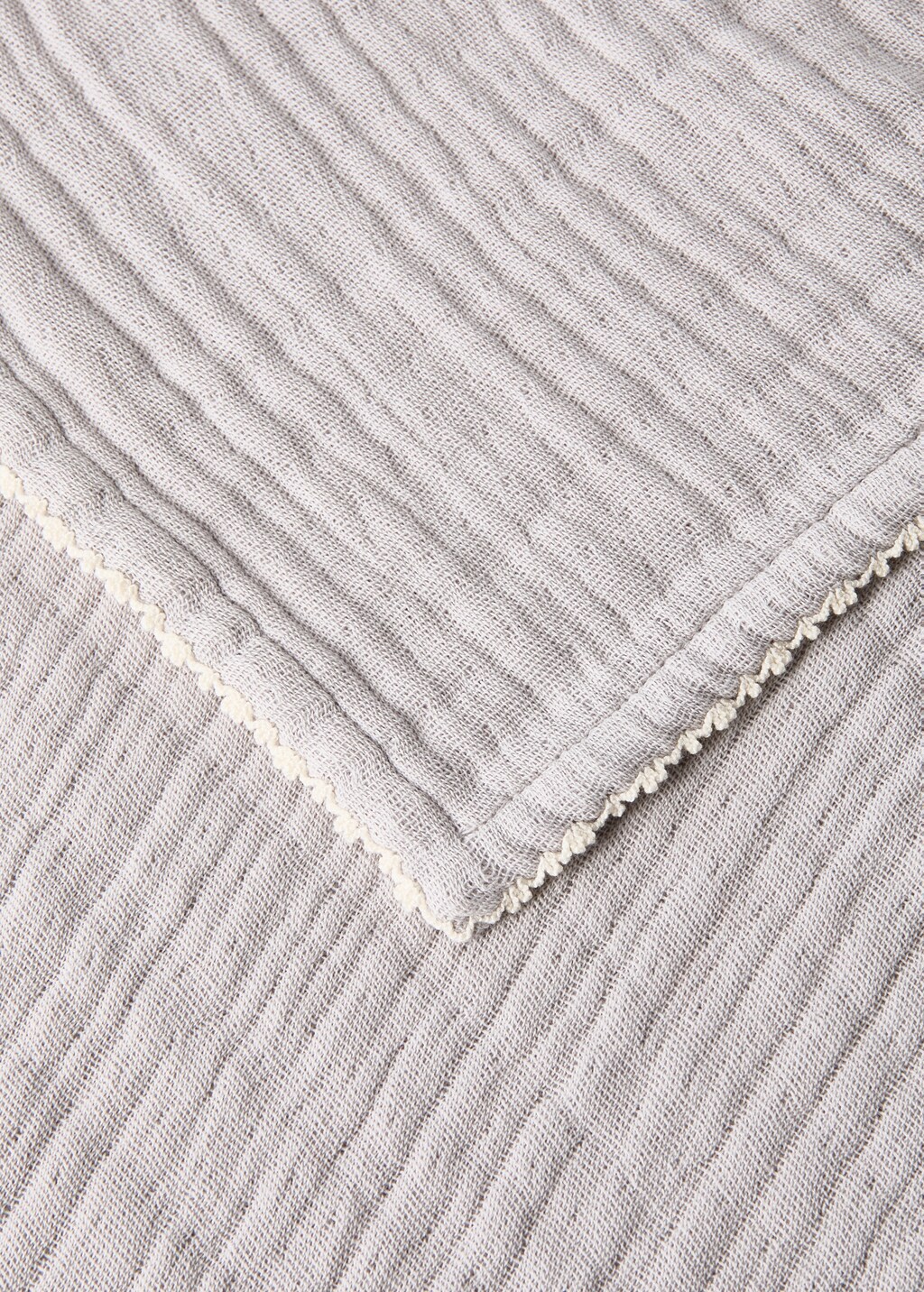 Children's blanket with contrasting finish