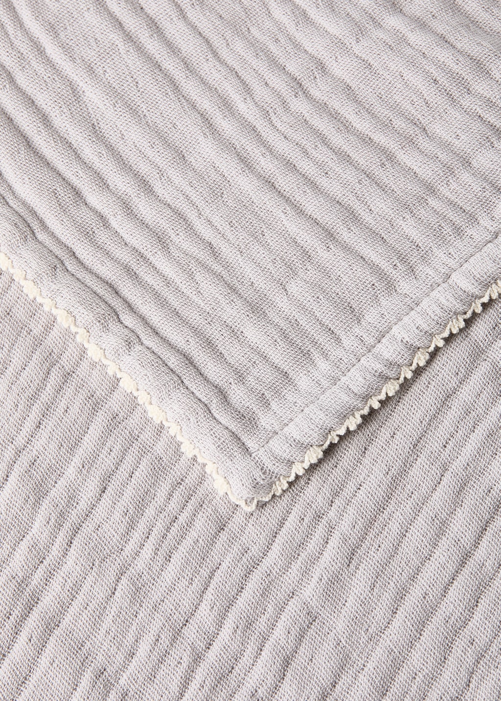 Children's blanket with contrasting finish