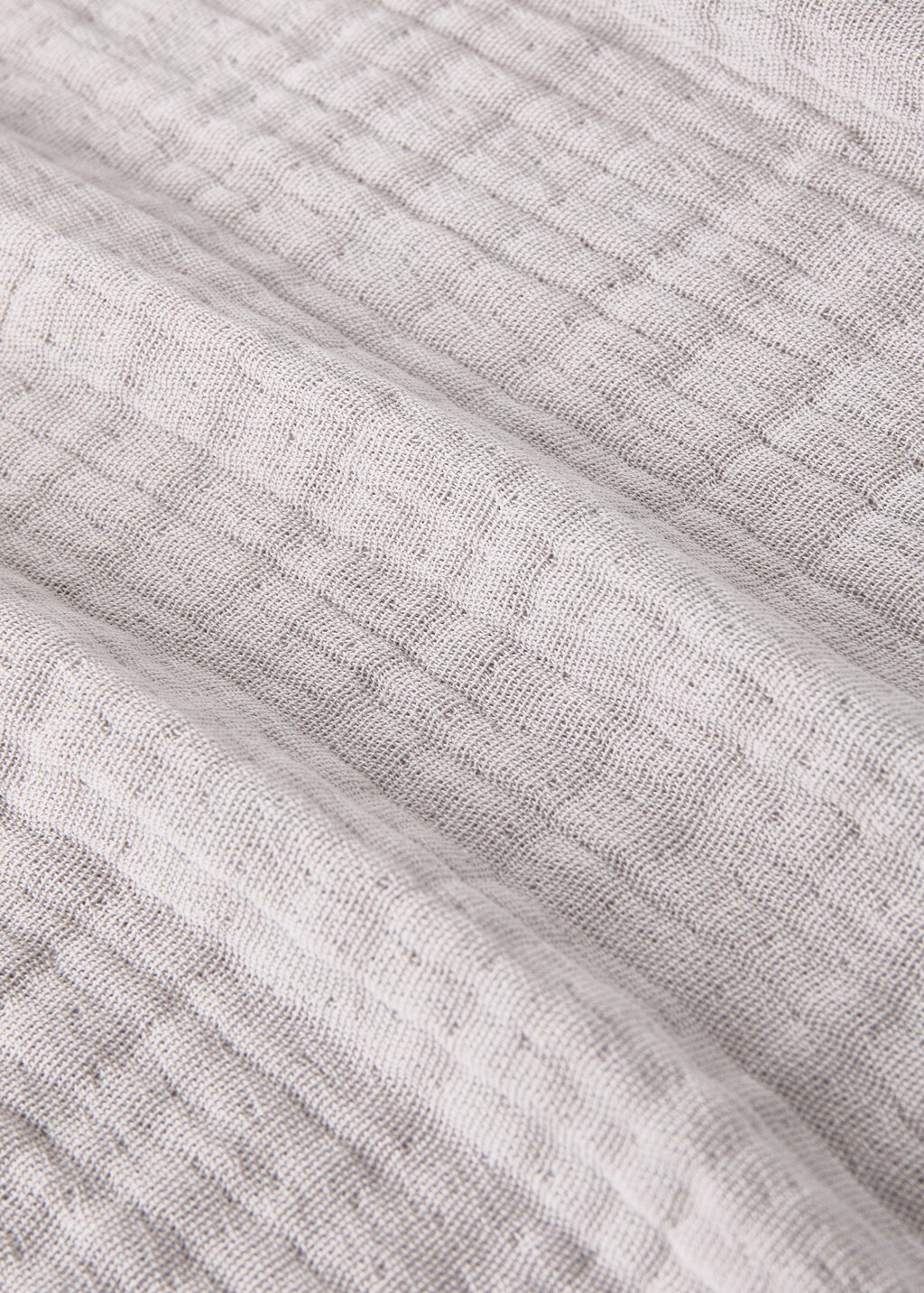 Children's blanket with contrasting finish