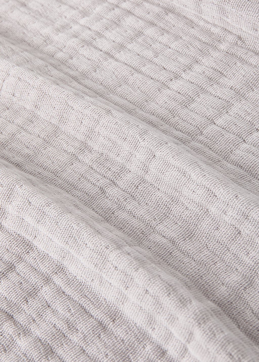 Children's blanket with contrasting finish