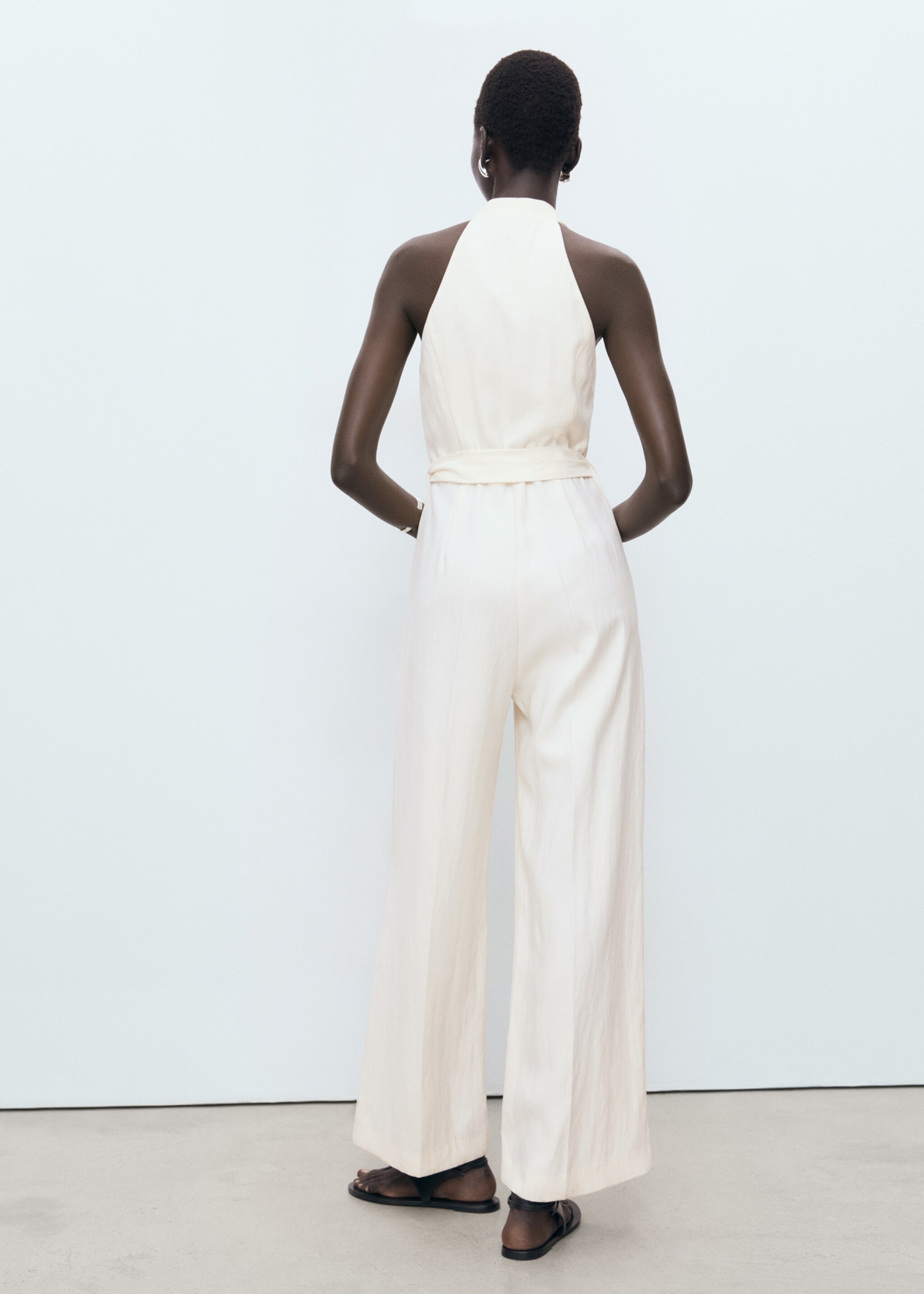 Halternek jumpsuit met ceintuur - Achterkant van het artikel