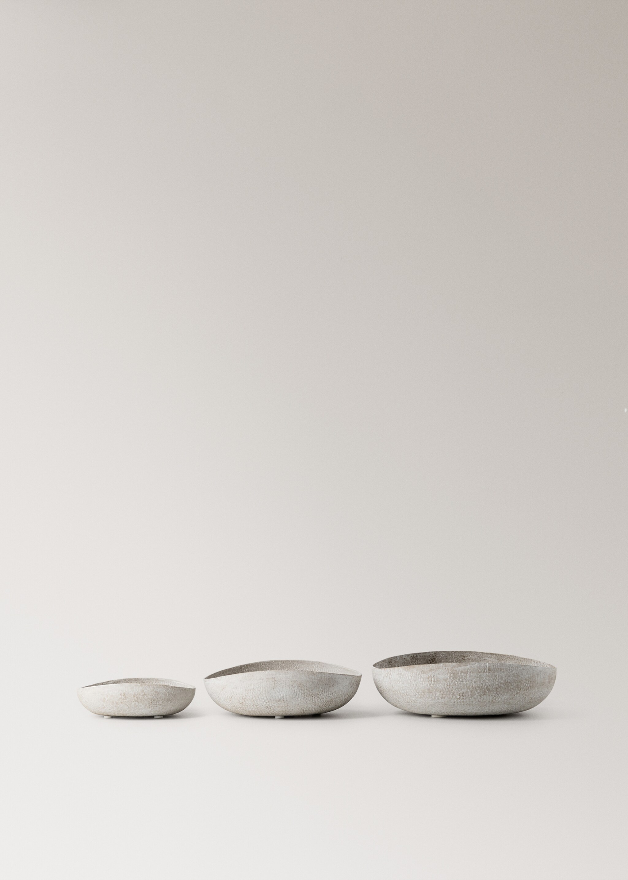 Bowl decoratiu de metall amb textura mitjana - Detall de l'article 4, Gris. Ref: 17092030-00.