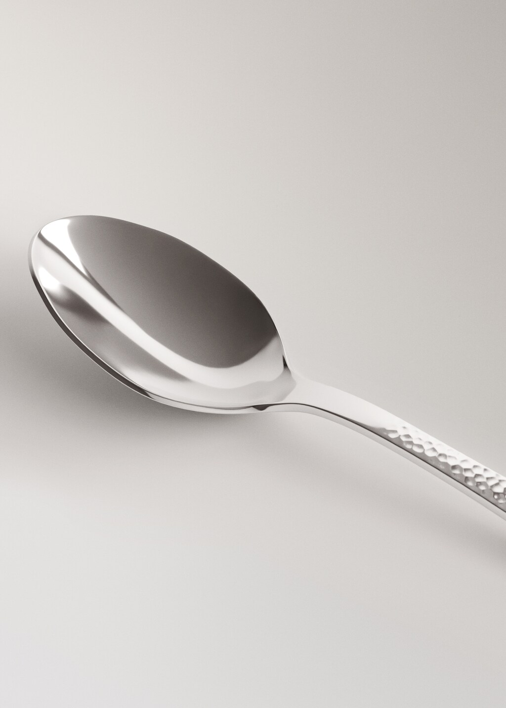 Set of 2 hammered stainless steel serving spoons | MANGO Czech Republic