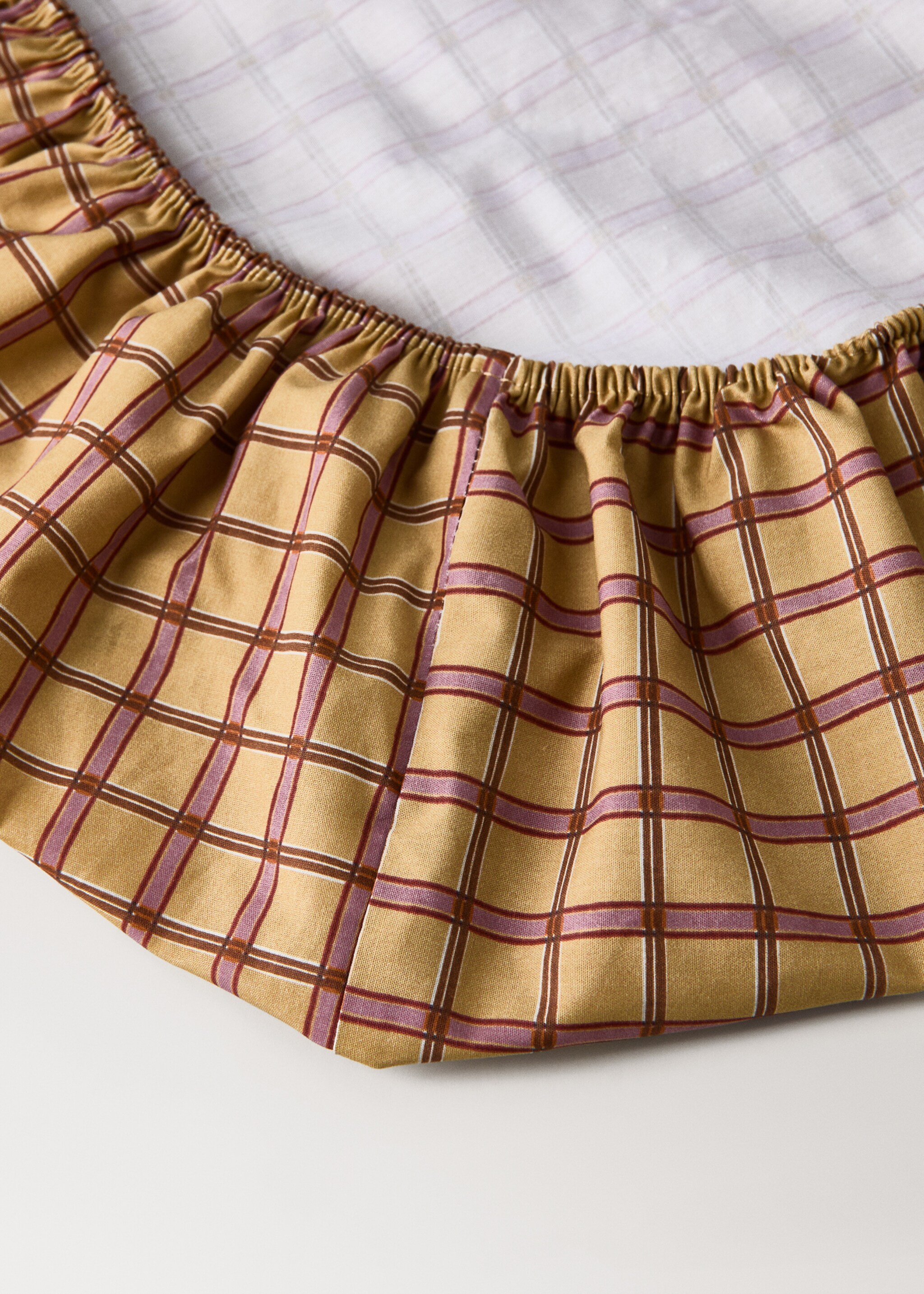 Reversible cotton percale crib fitted sheet with check pattern - Details of the article 1, Mustard. Ref: 17092037-00.