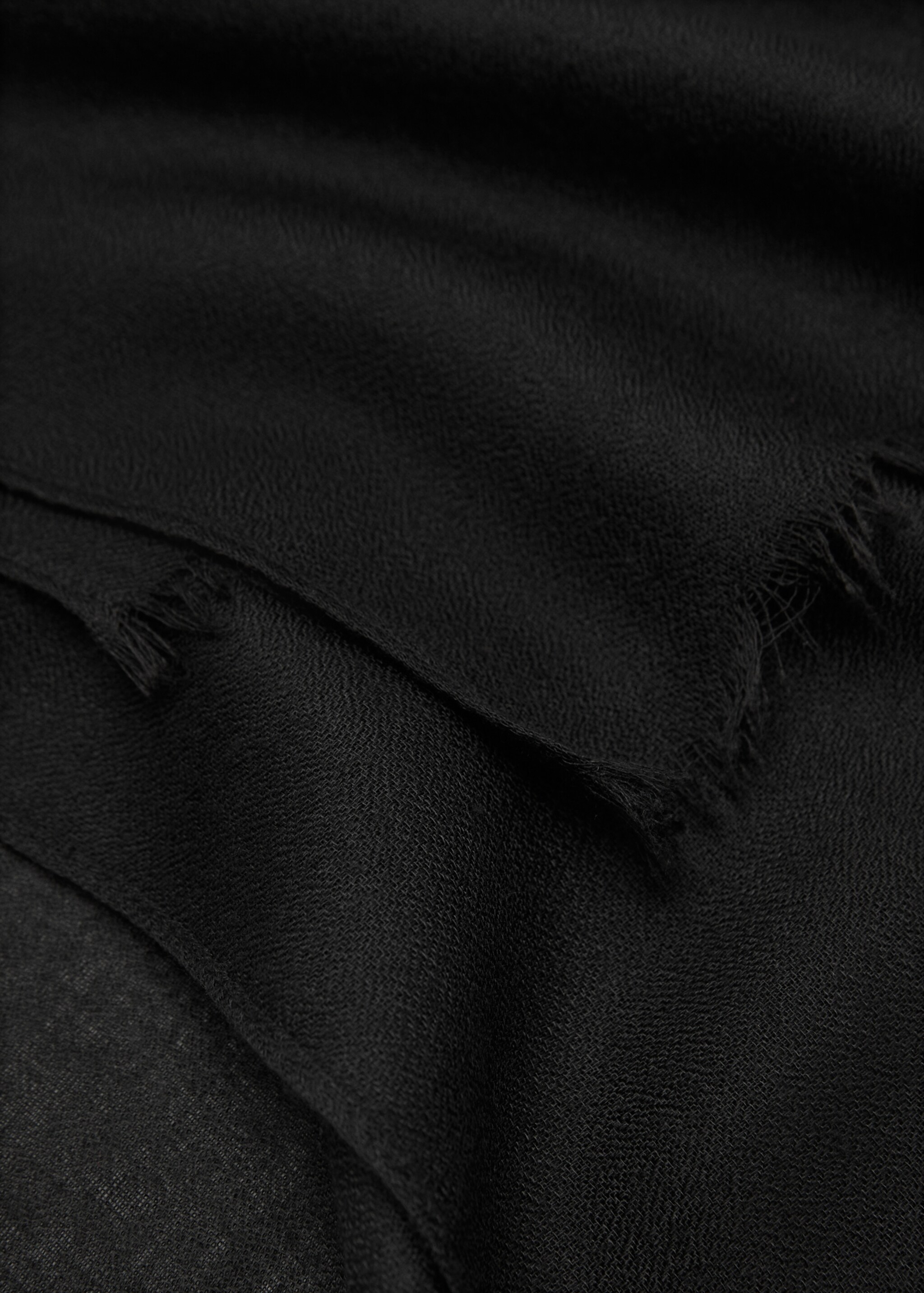 Plain scarf with frayed ends - رؤية وسط