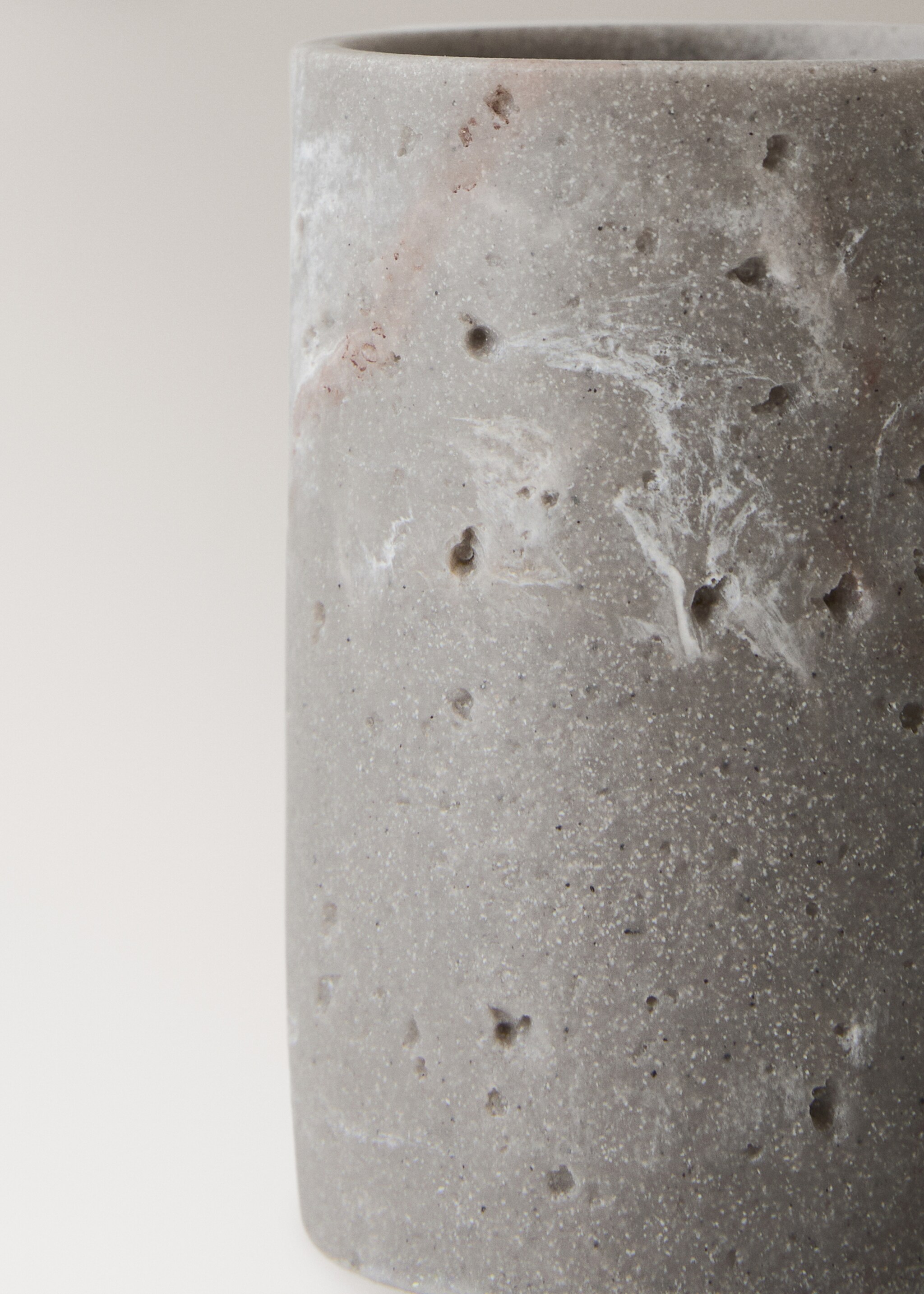 Travertine effect resin bath tumbler - Details of the article 1