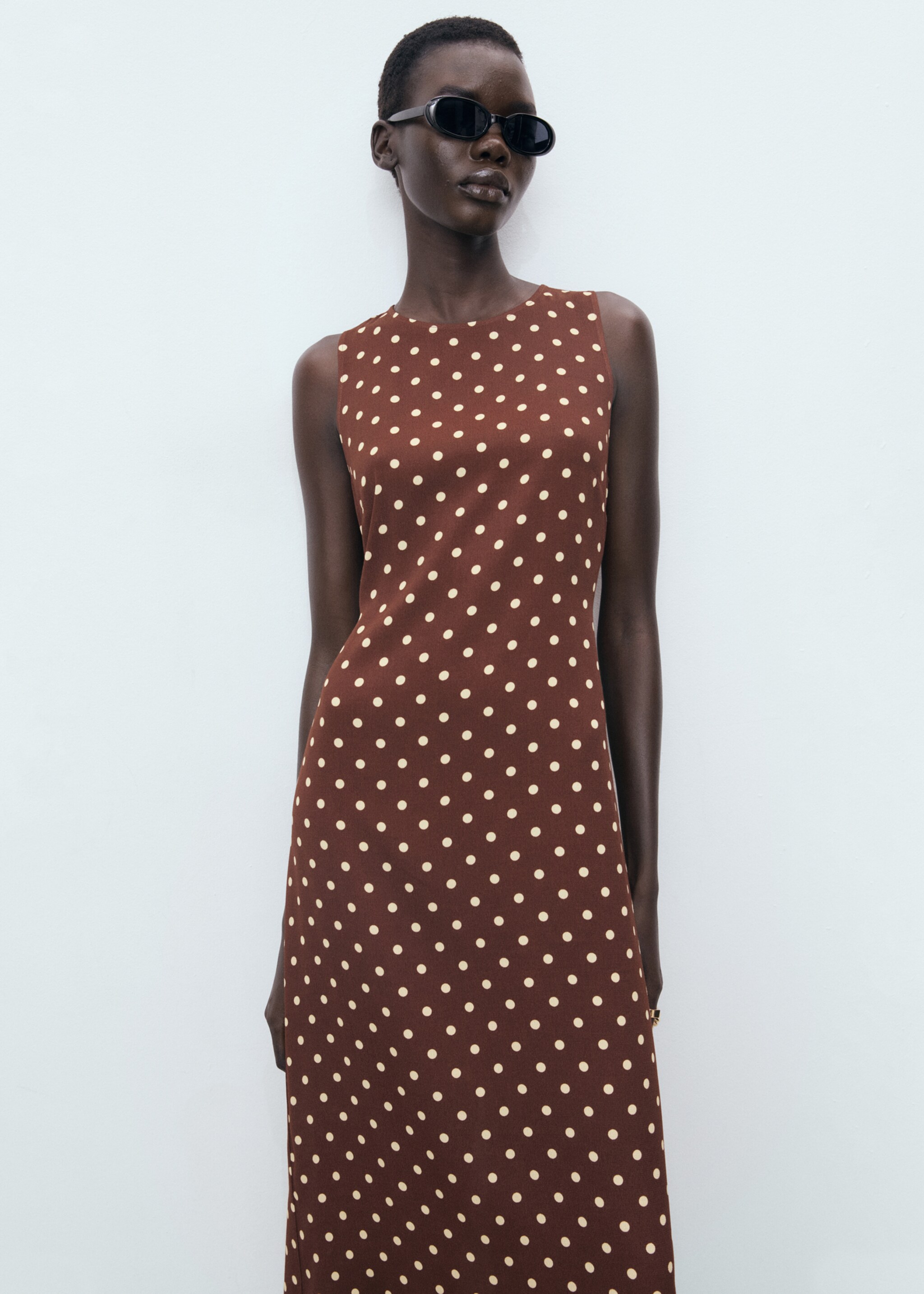 Vestido midi às bolas - Plano médio