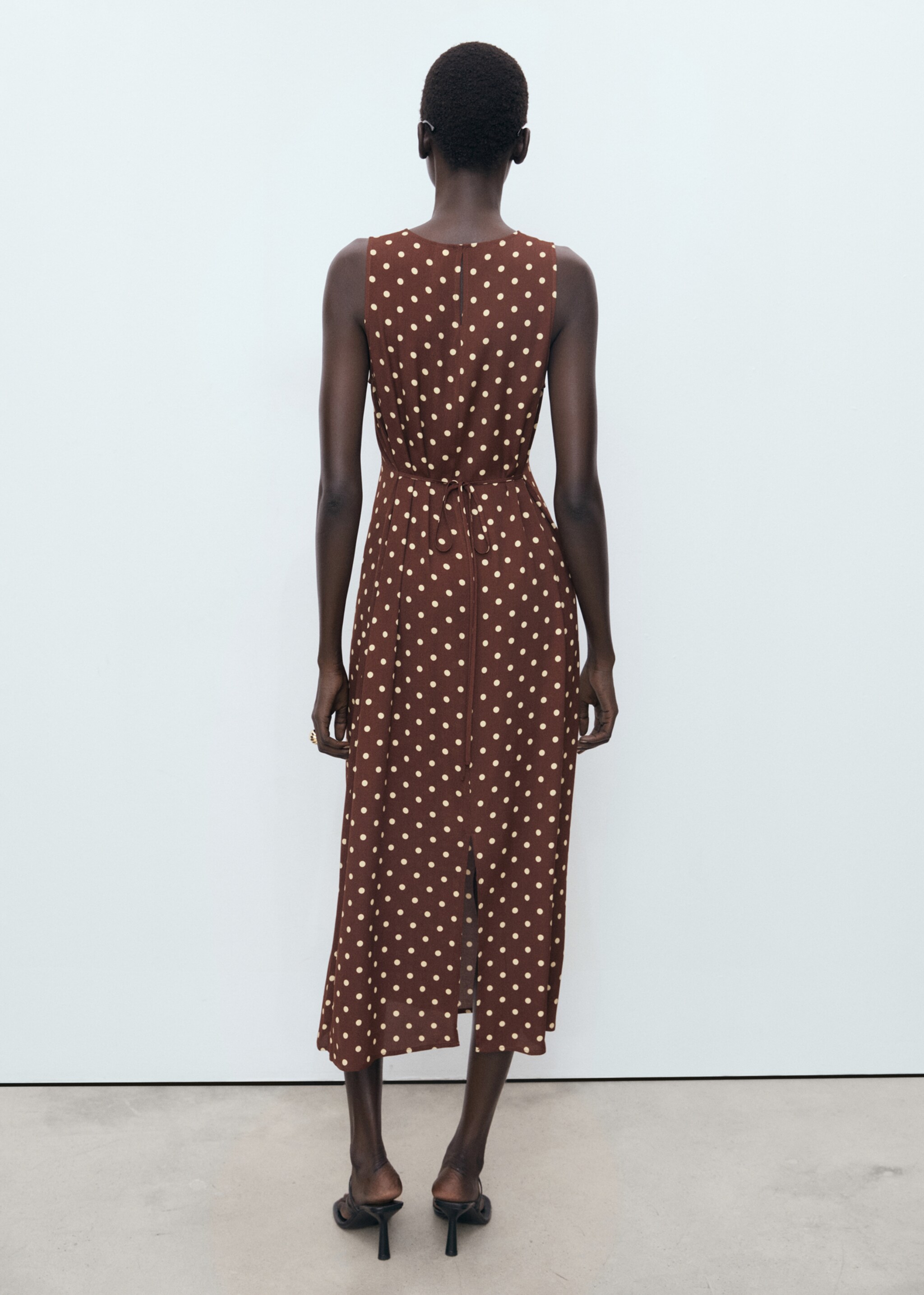 Vestido midi às bolas - Verso do artigo