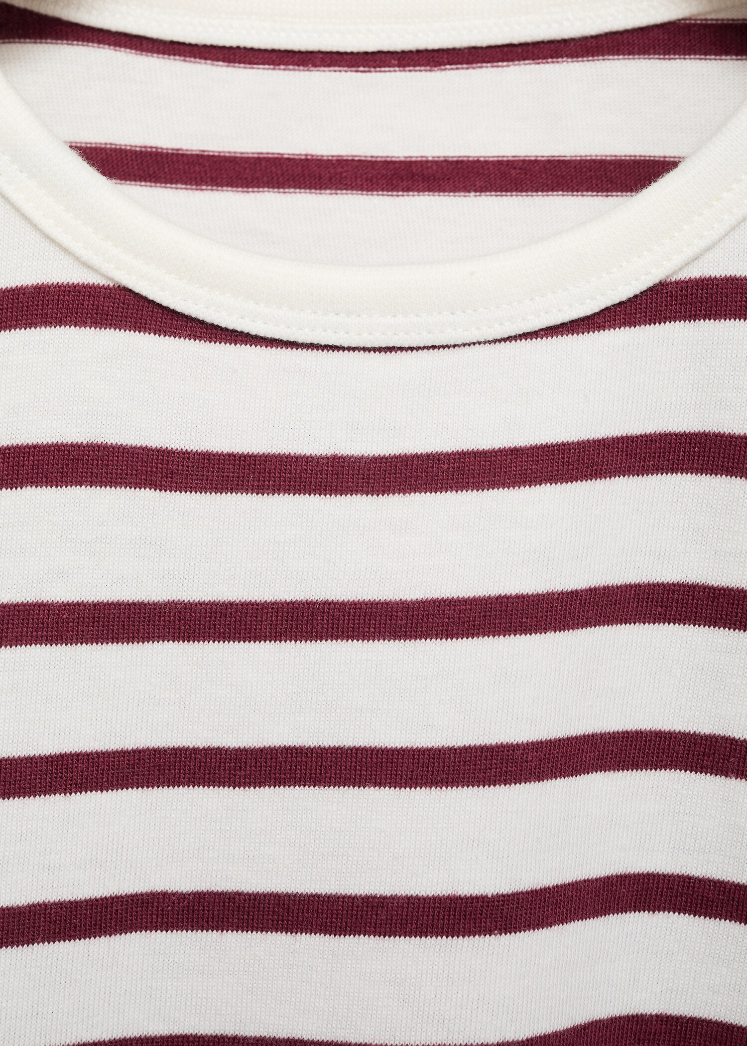 T-shirt às riscas com abertura - Pormenor do artigo 8