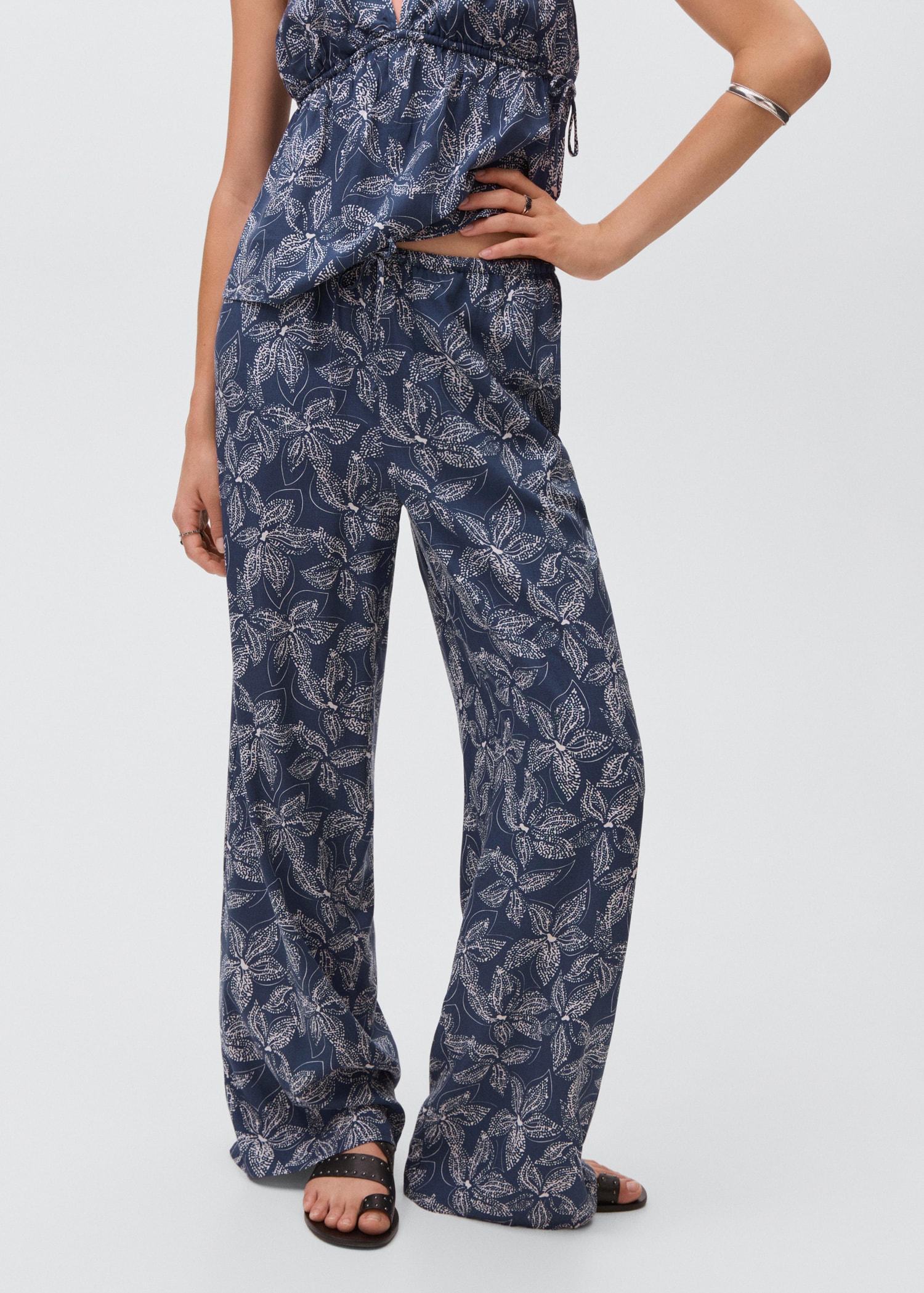 Pantalon en imprimé à fleurs - Plan moyen
