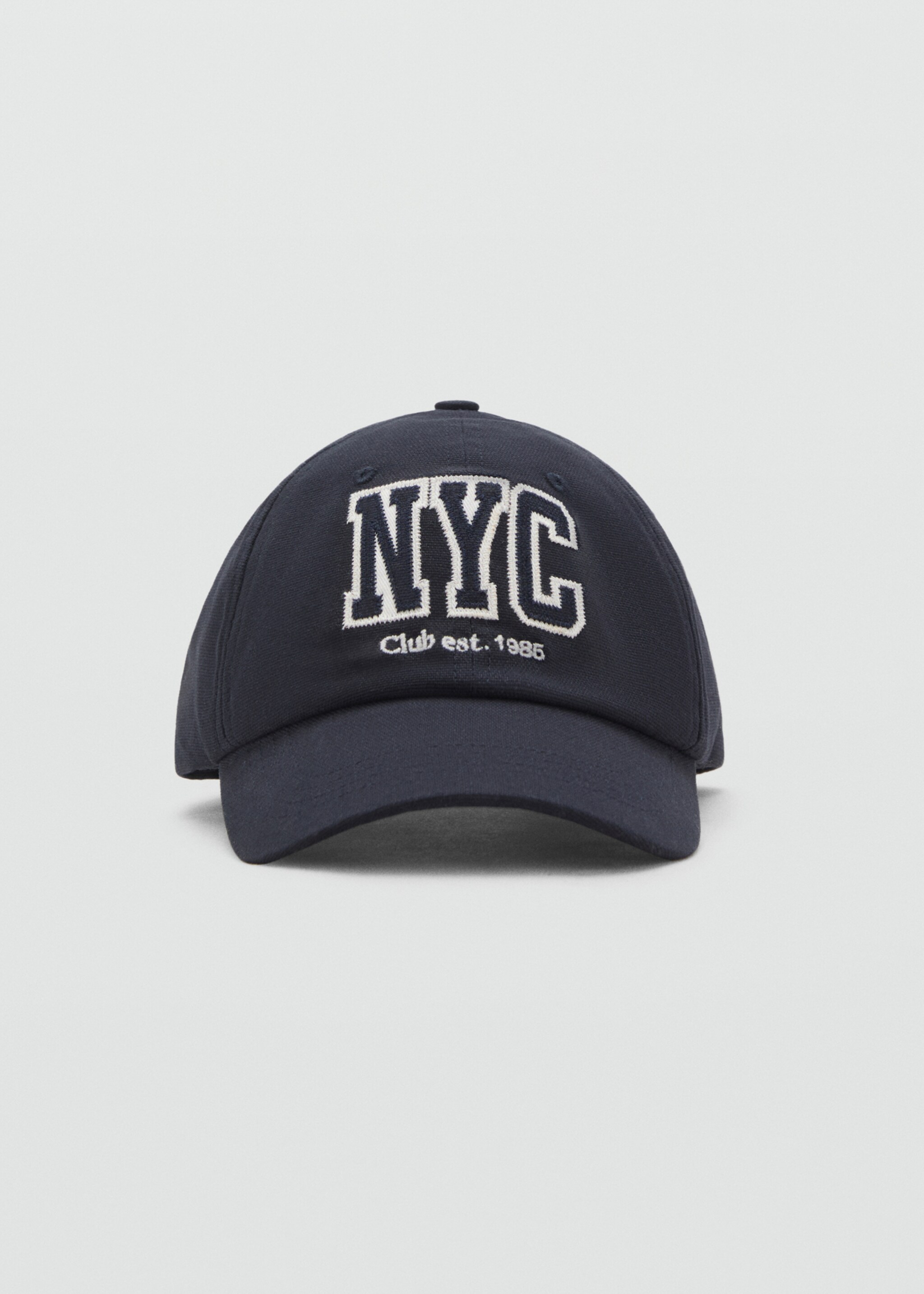 Casquette lettre brodée - Plan moyen