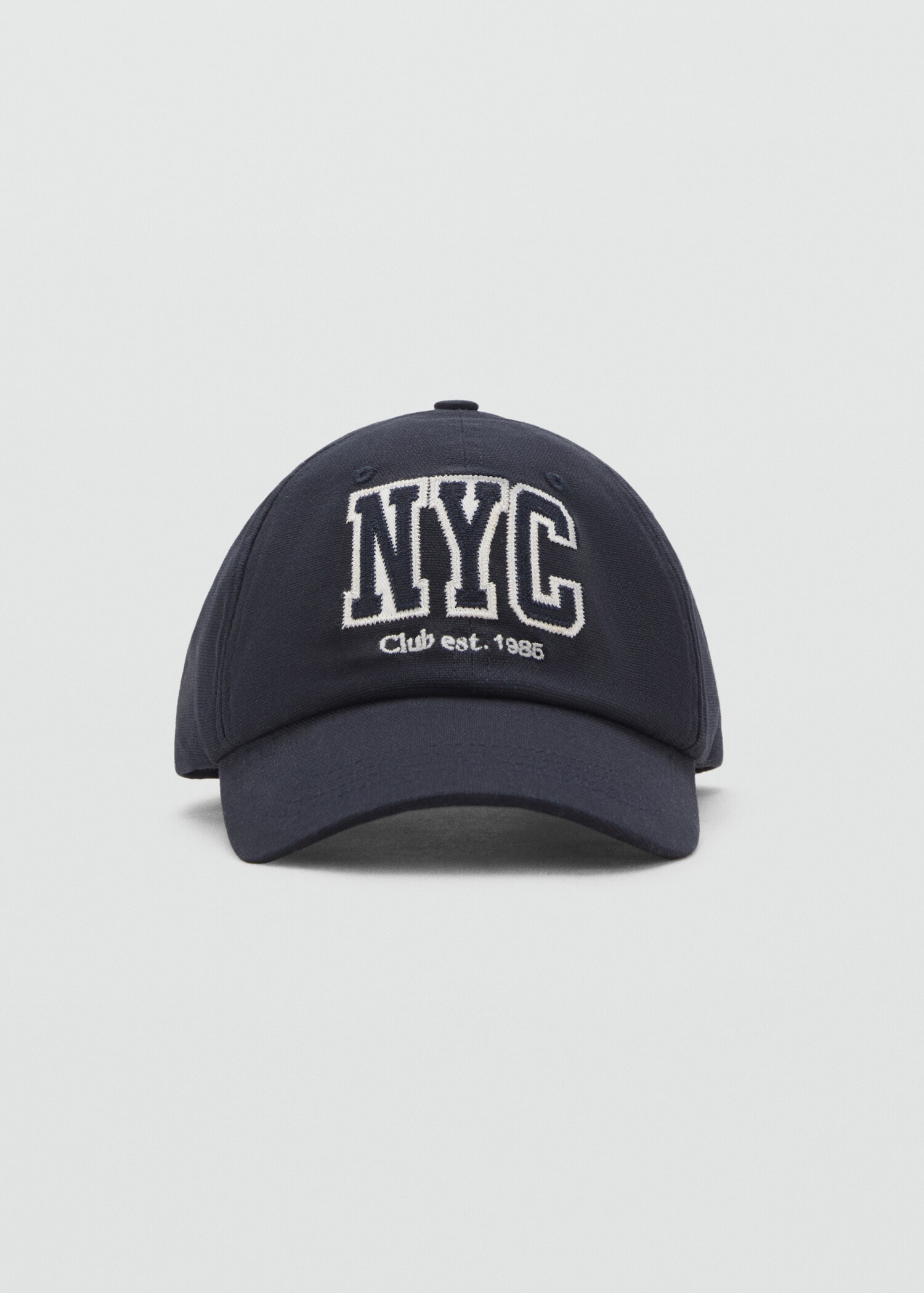 Casquette lettre brodée - Plan moyen