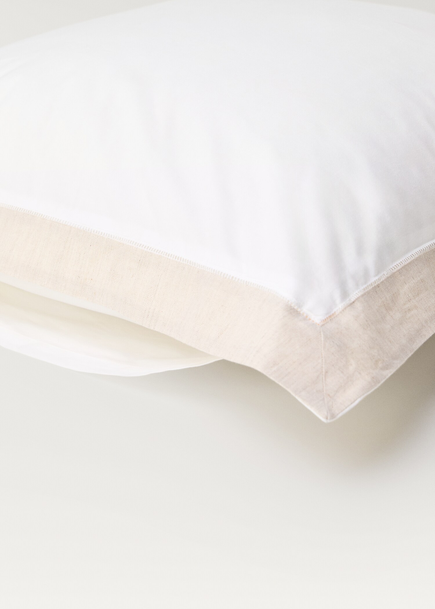 Two cotton percale pillowcases with a linen border 60x60 cm - Details of the article 2