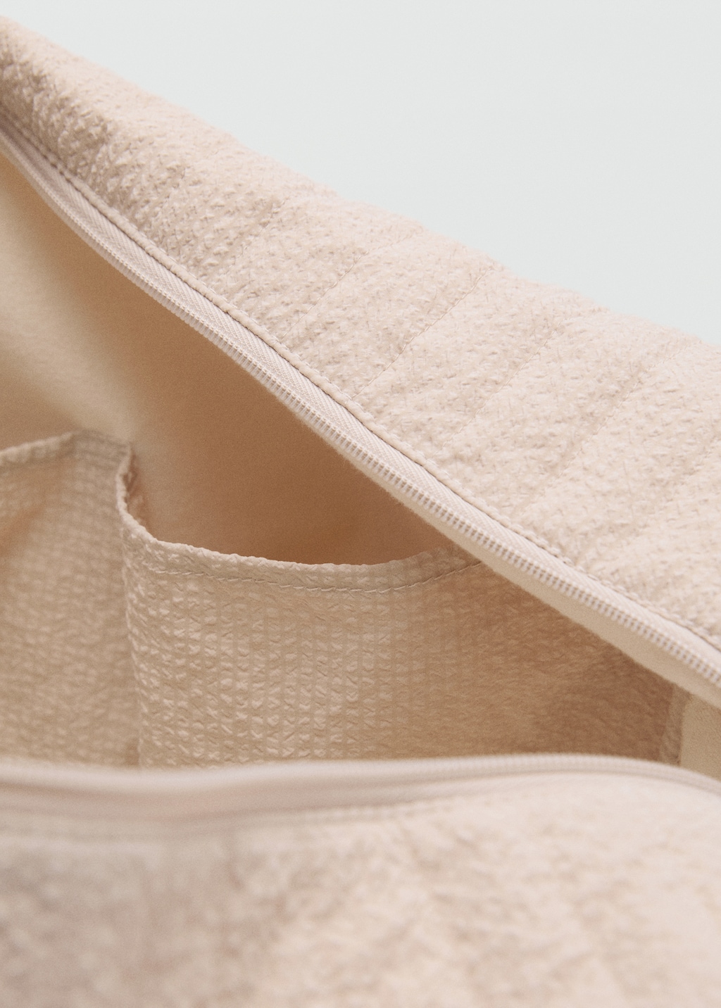 Maternity bag with texture