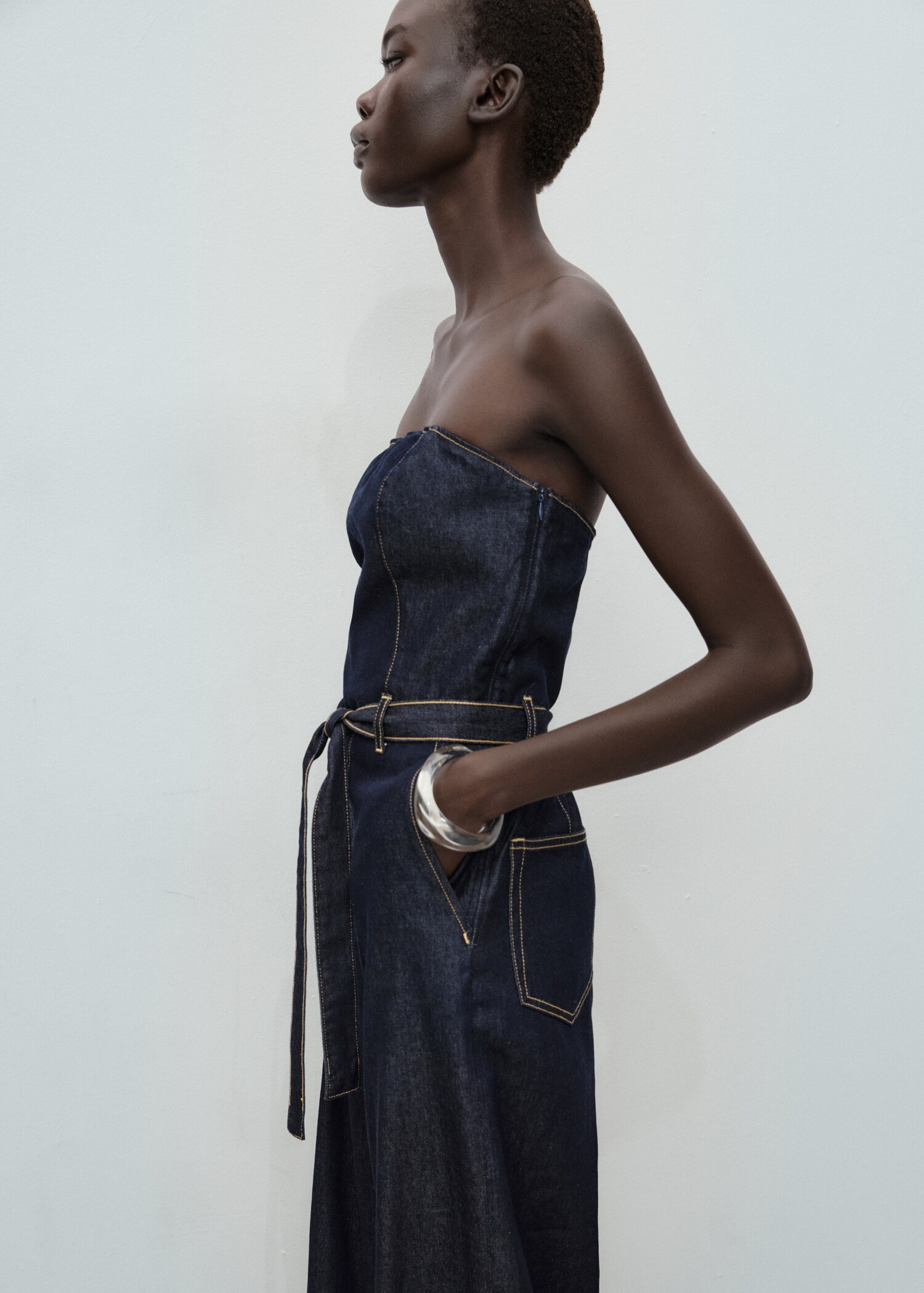 Mono denim palabra de honor - Plano medio