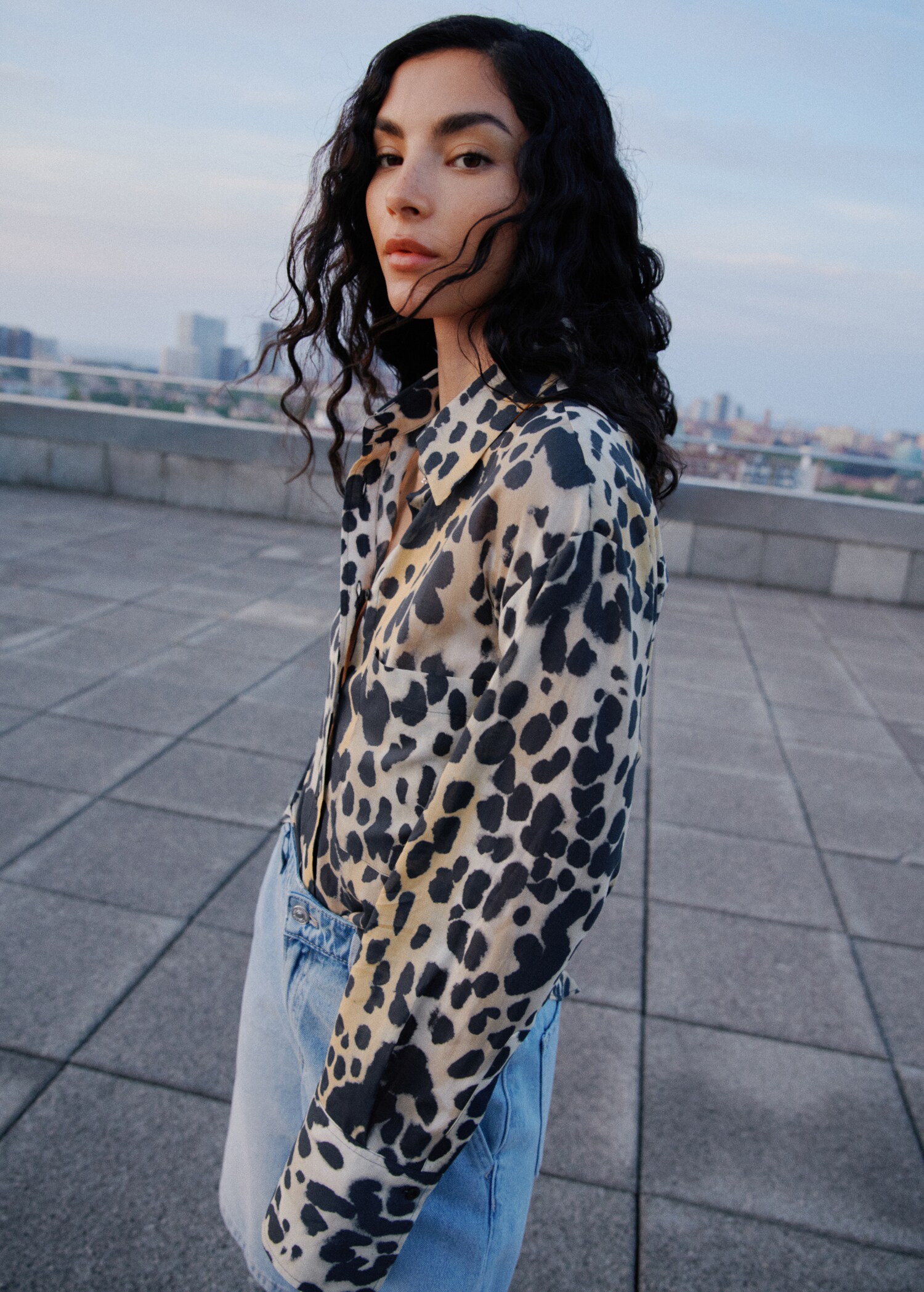 Camisa algodón animal print - Plano medio