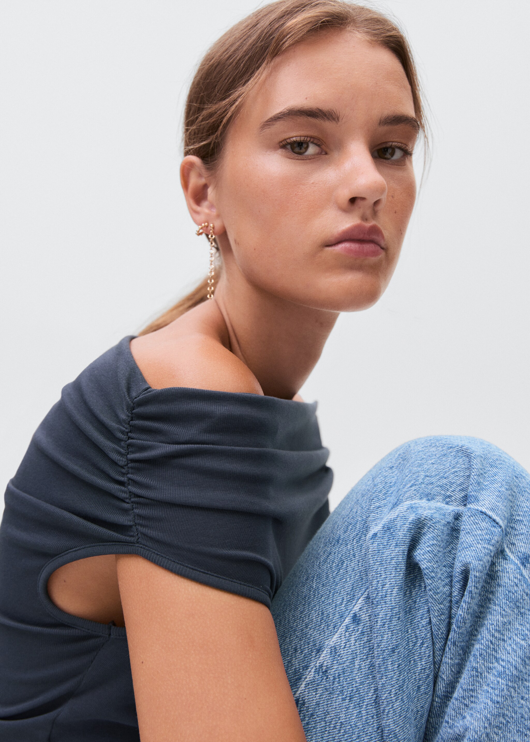 Off-shoulder top - Details of the article 1, Navy. Ref: 17093334-00.