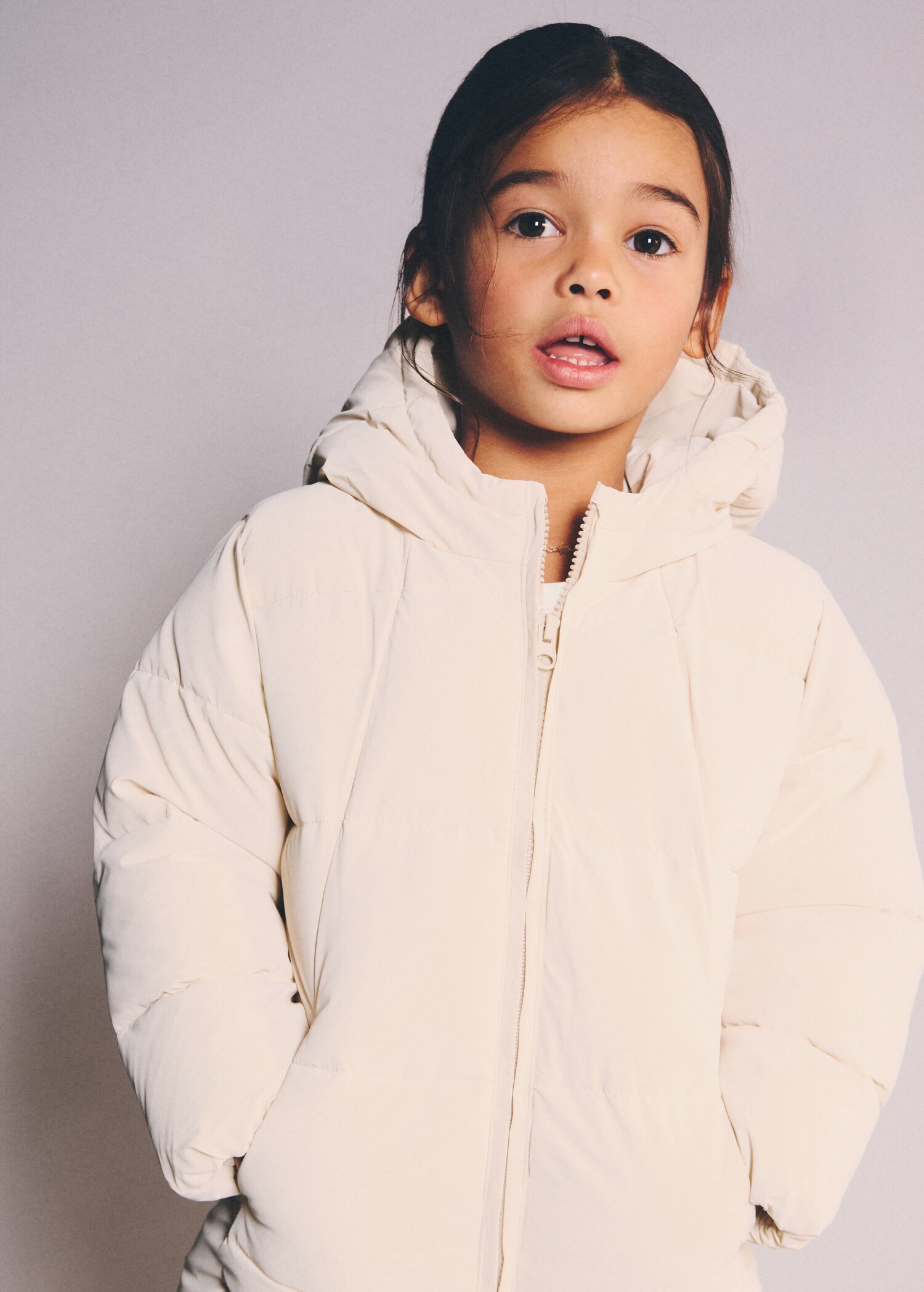 Dlouhý prošívaný anorak s kapucí - Náhled ve středové rovině