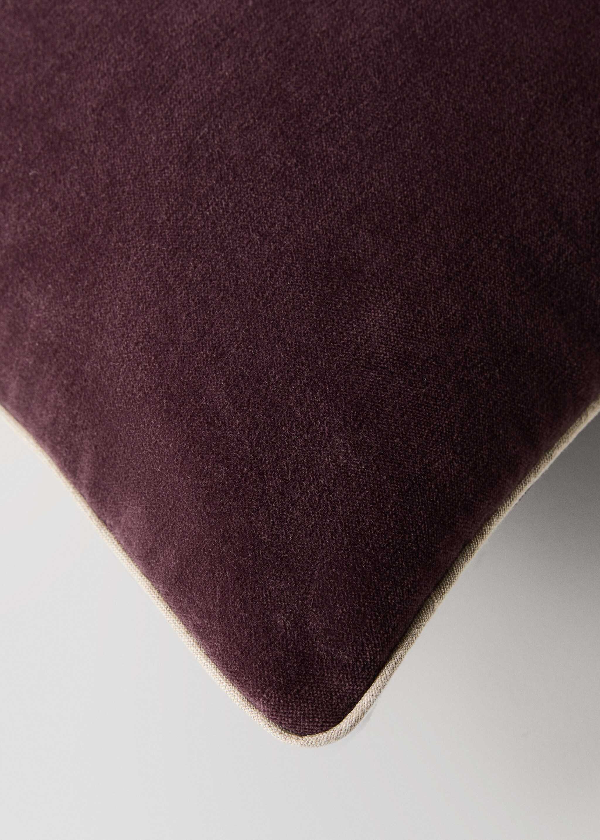 Fluwelen kussenhoes met bies 50x50 cm - Detail van het artikel 2, Donkerrood. Ref: 17093806-00.
