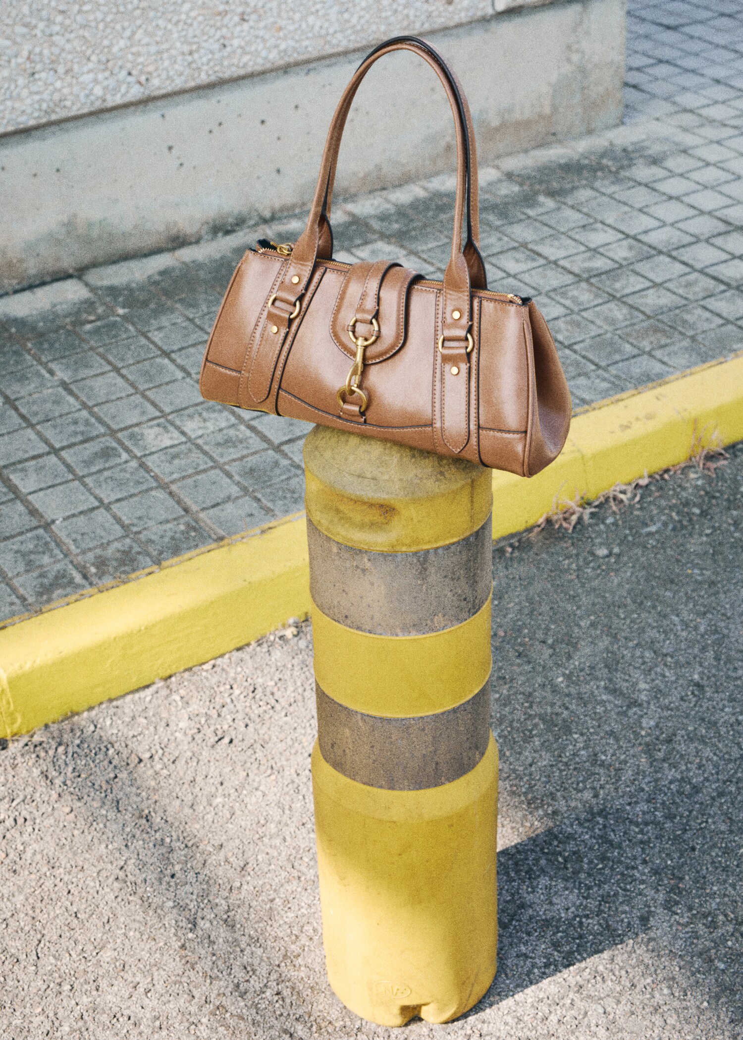 Medium shoulder bag with snap hook - Details of the article 6