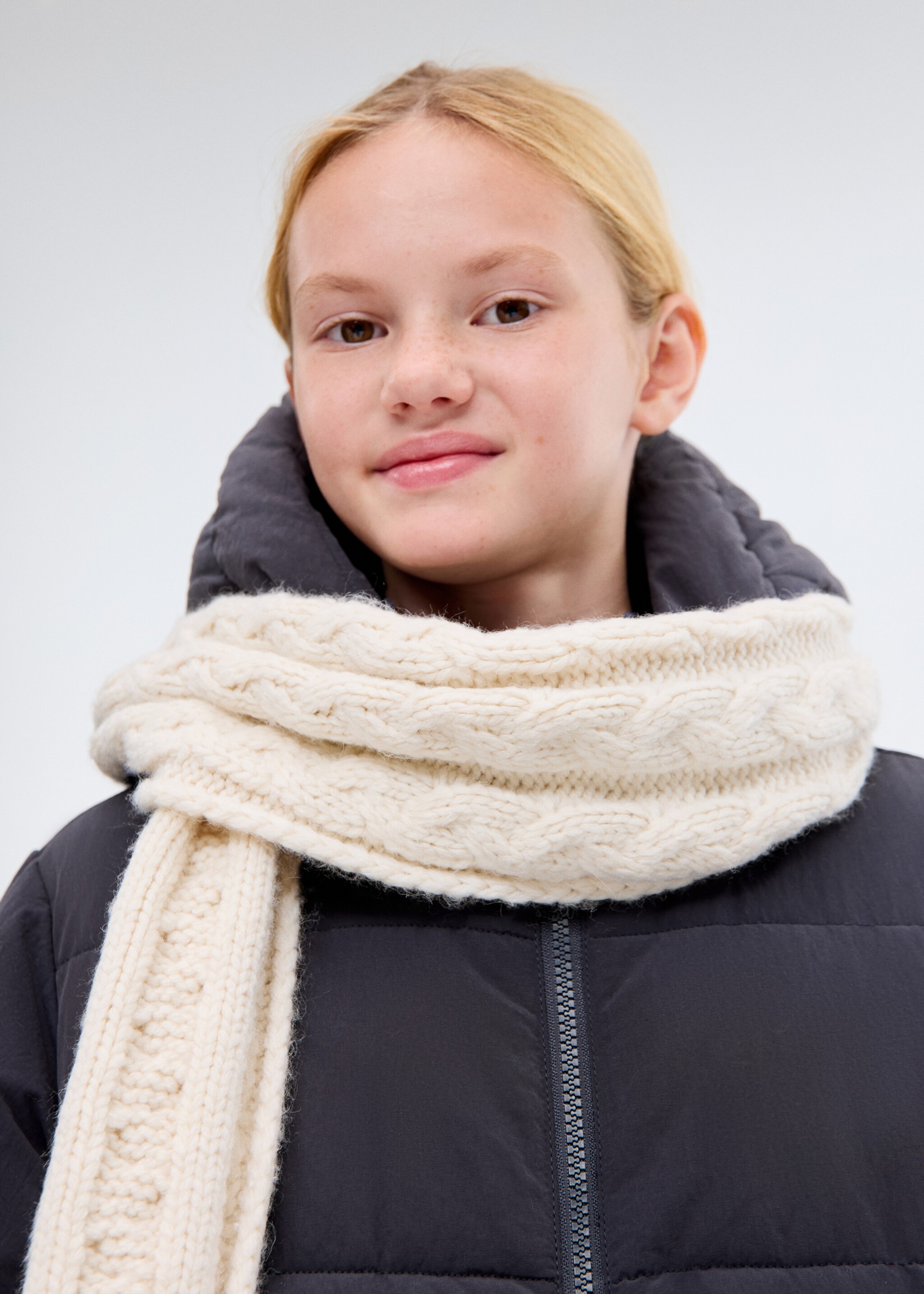 Hood quilted coat - Details of the article 1, Dark Navy. Ref: 17094069-00.