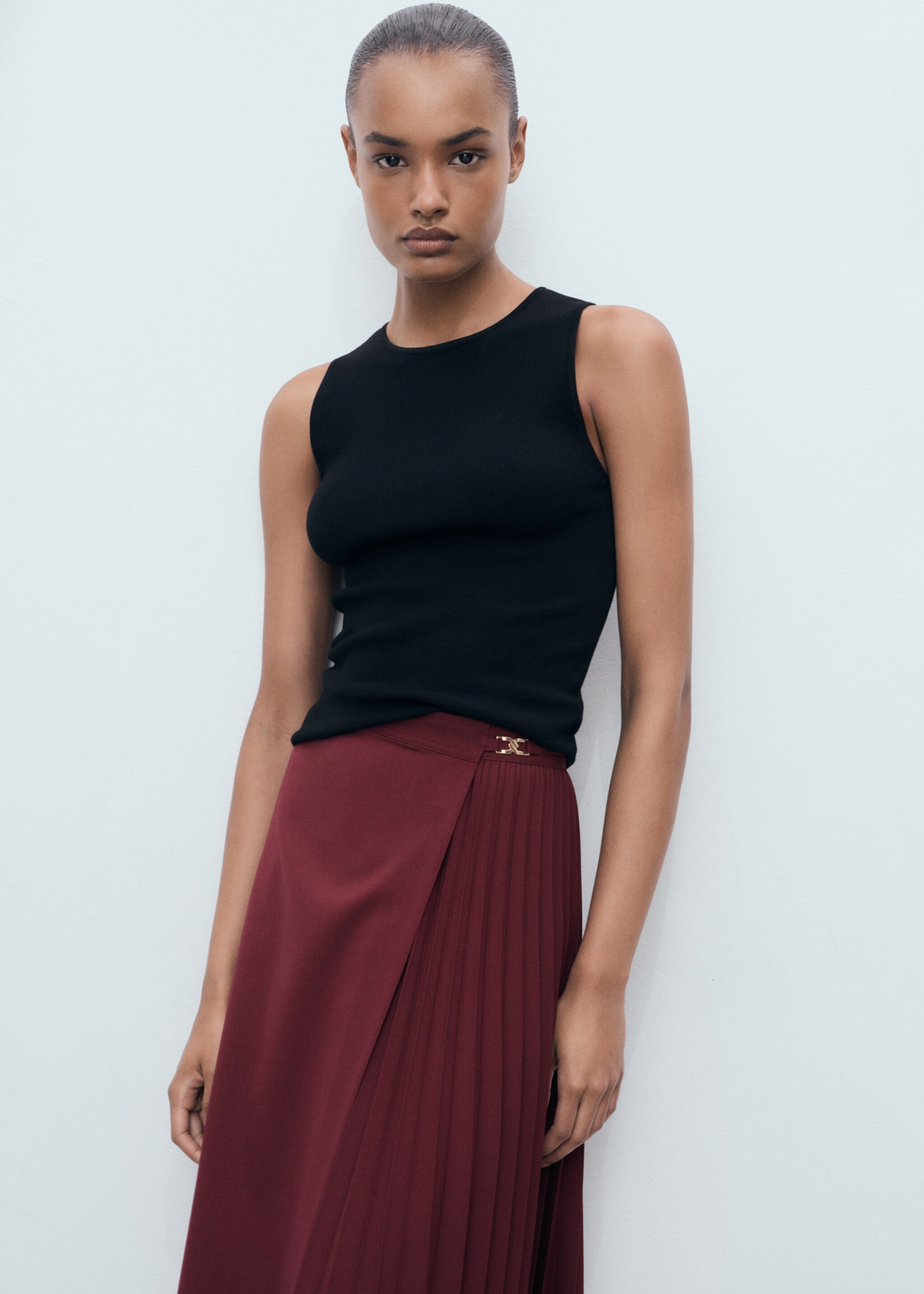 Pleated crossover skirt - Details of the article 1, Burgundy. Ref: 17094070-00.