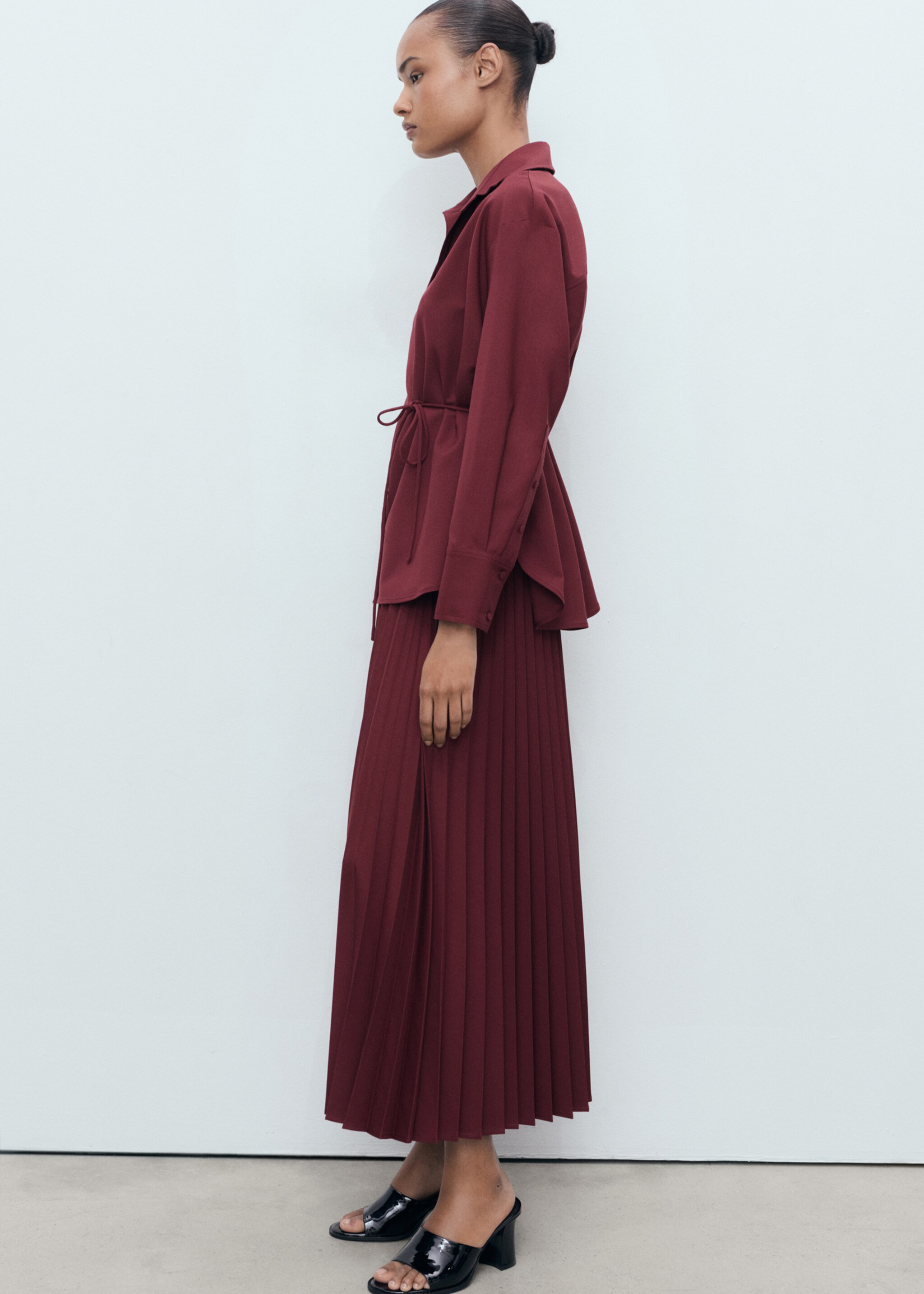 Pleated crossover skirt - Details of the article 6, Burgundy. Ref: 17094070-00.