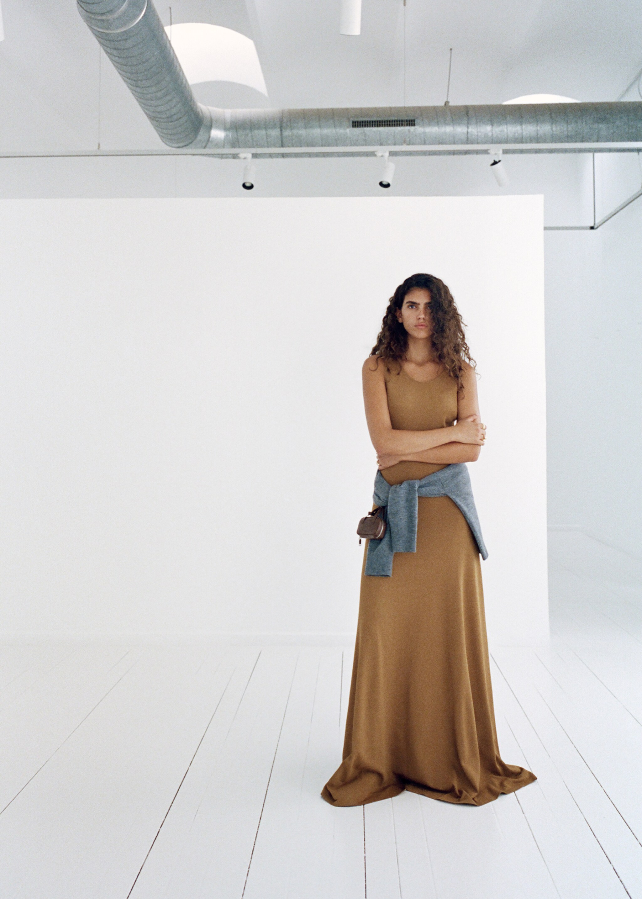 Knit long dress - Details of the article 6, Tobacco Brown. Ref: 17094082-00.