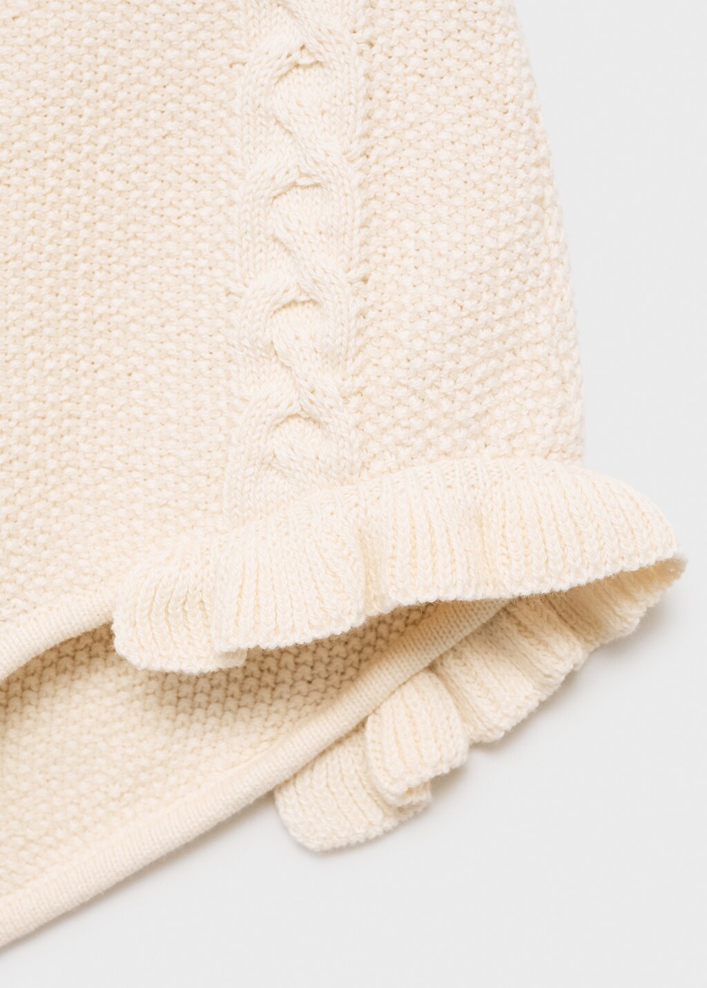 Mini-shorts with ruffle