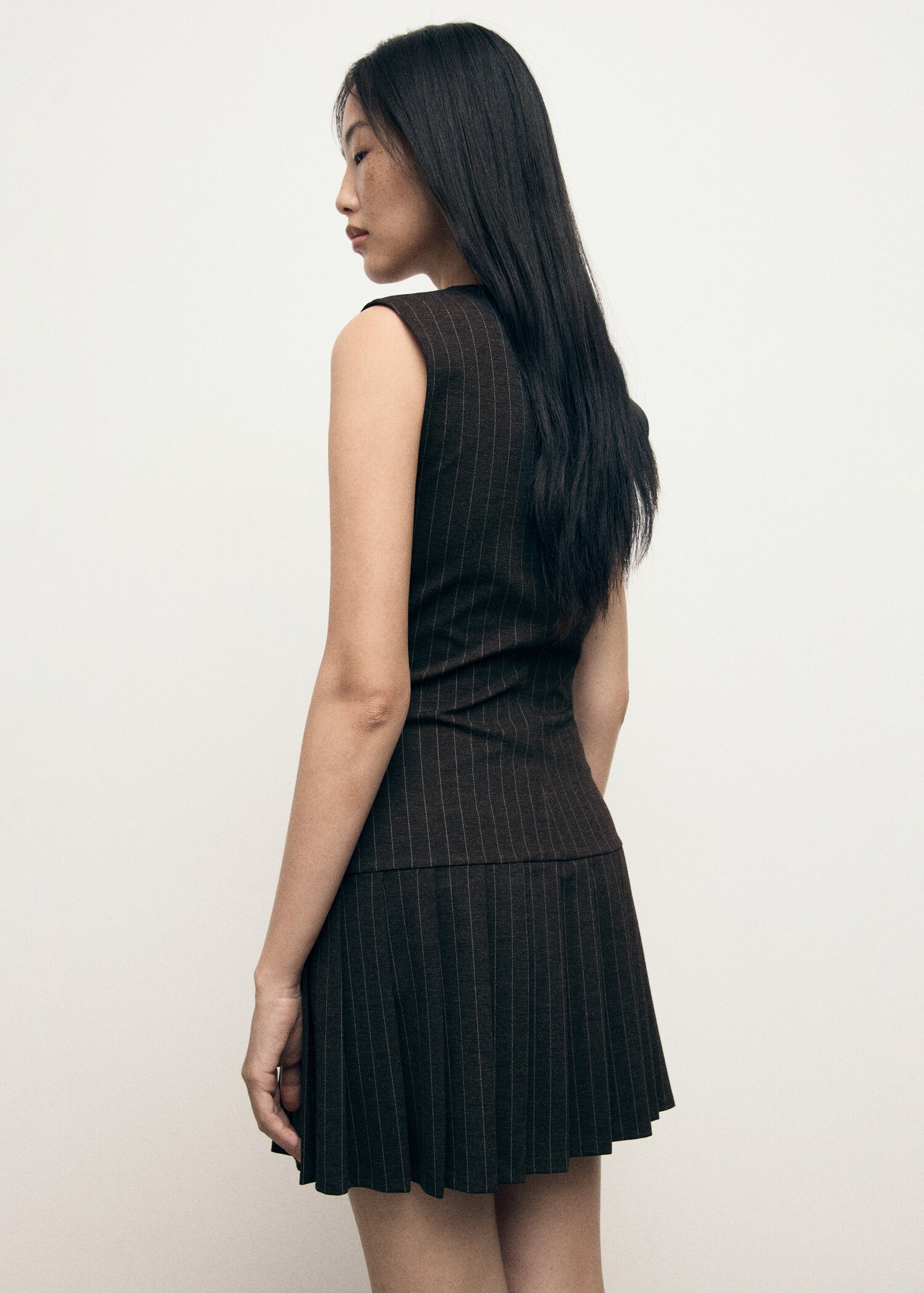 Pleated short dress - Reverse of the article