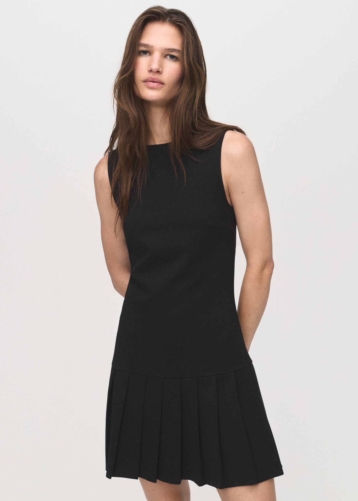 Robe courte plissée - Plan moyen