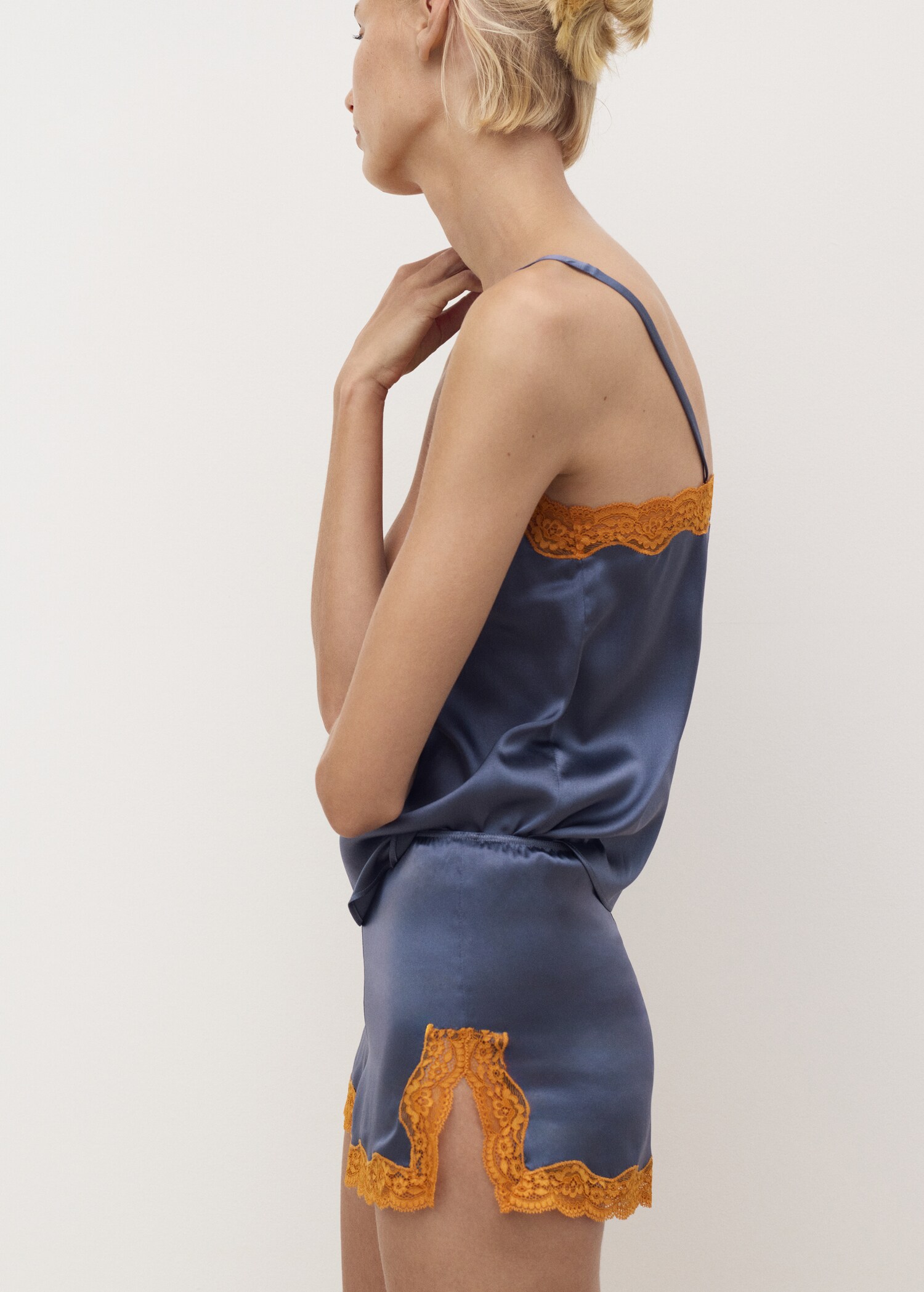 Silk shorts with contrasting lace trim - Details of the article 1