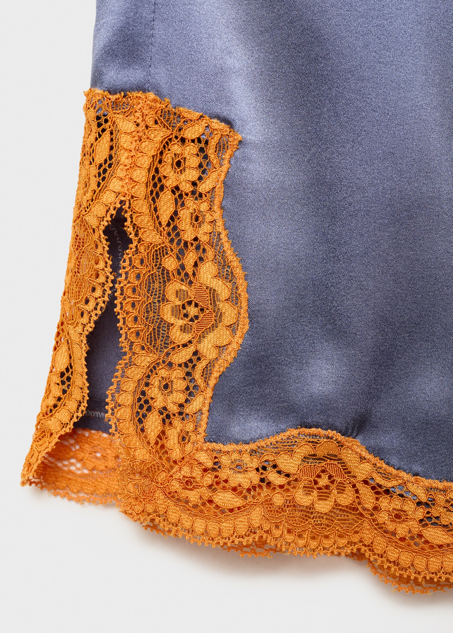 Silk shorts with contrasting lace trim - Details of the article 8