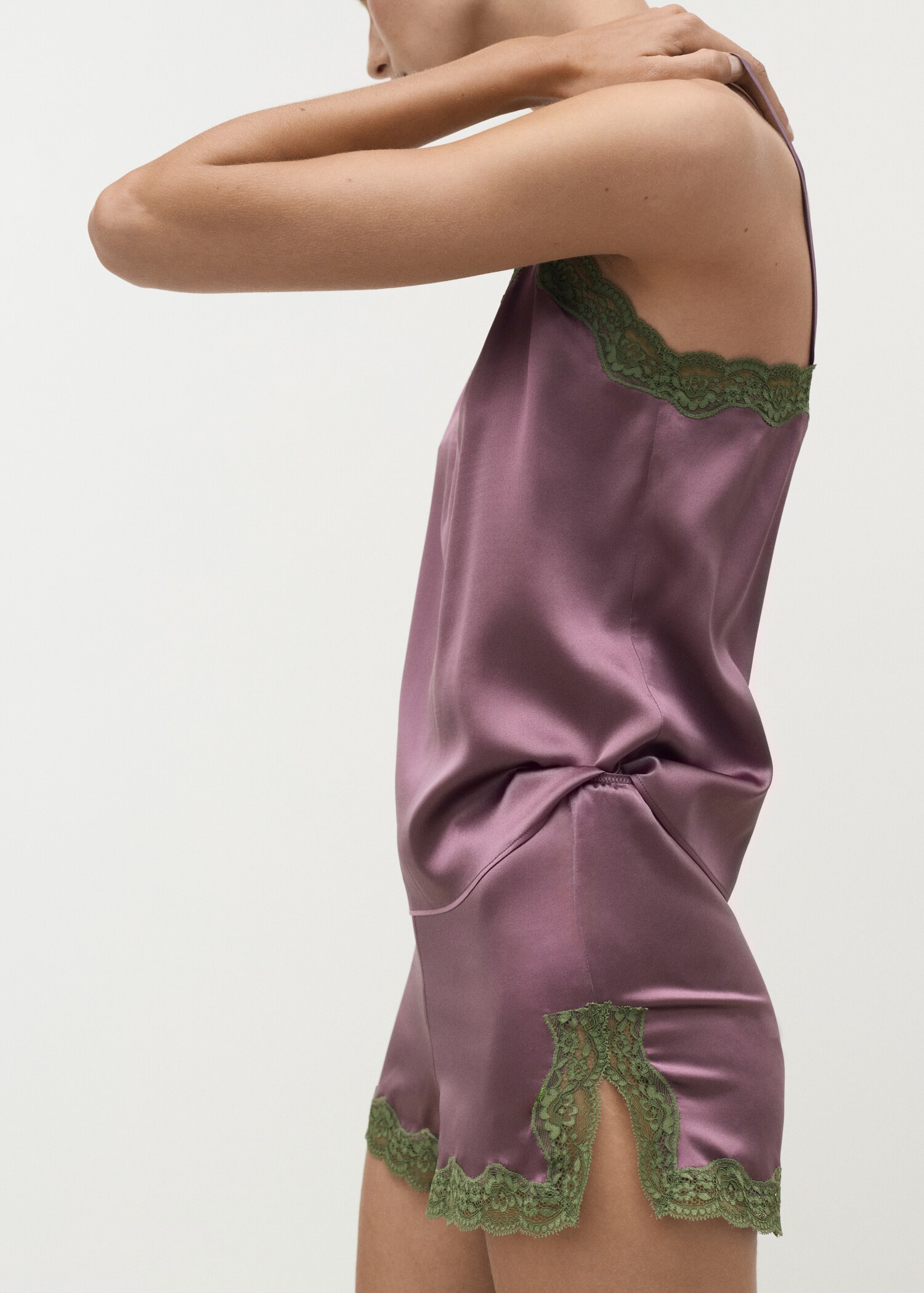 Silk shorts with contrasting lace trim - Details of the article 1