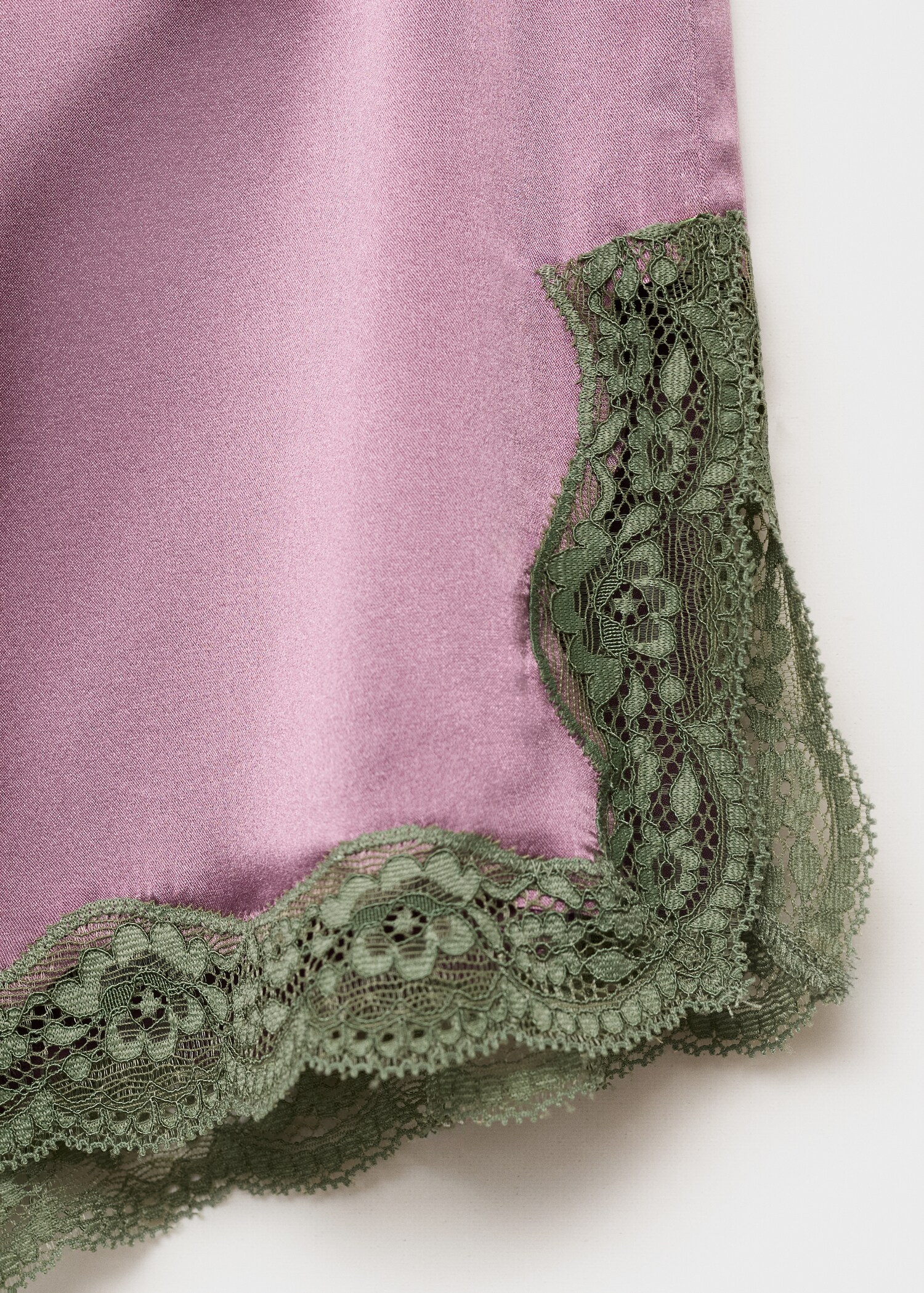 Silk shorts with contrasting lace trim - Details of the article 8