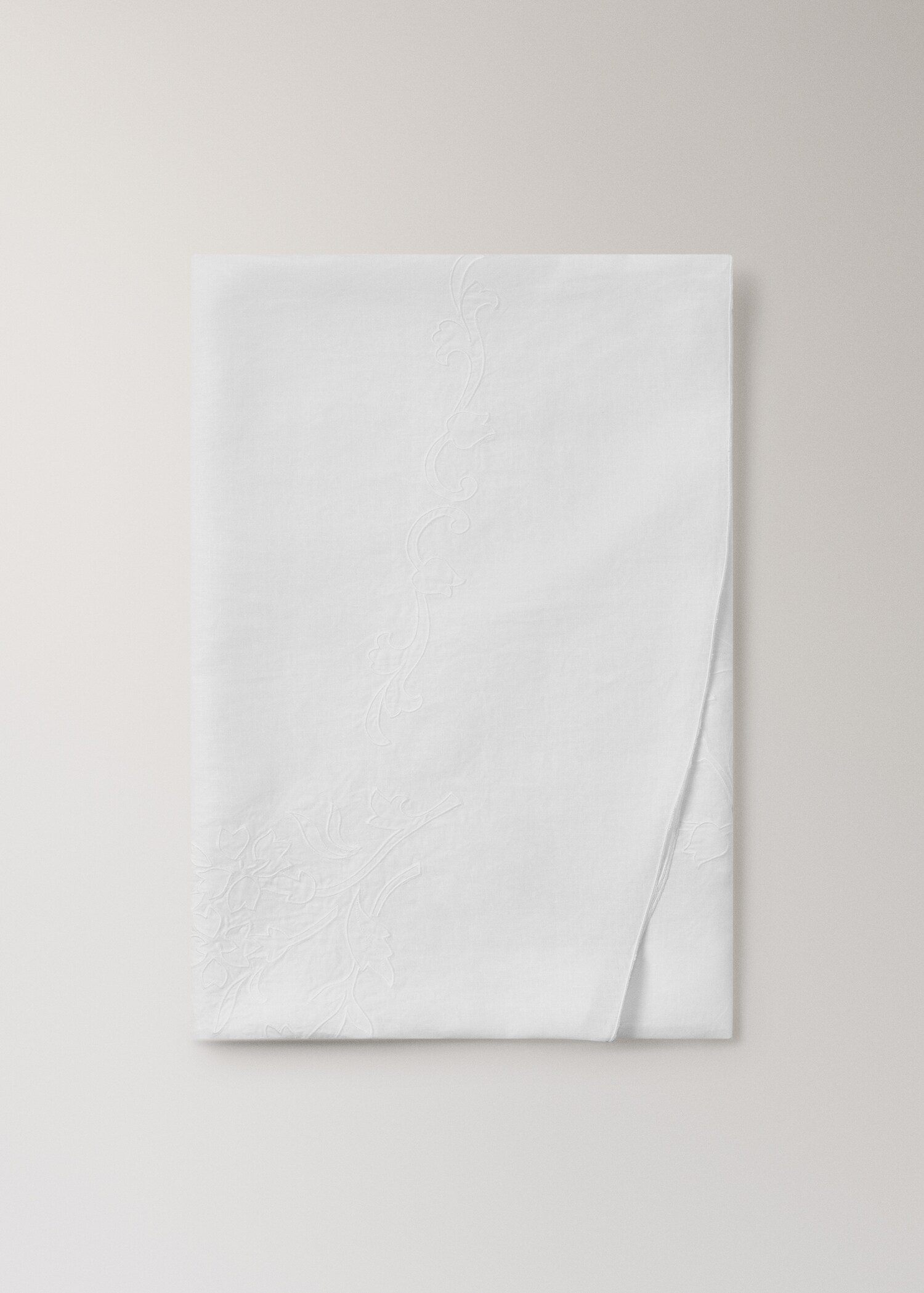 Hand-embroidered oval linen tablecloth for 6 to 8 guests - Articolo senza modello