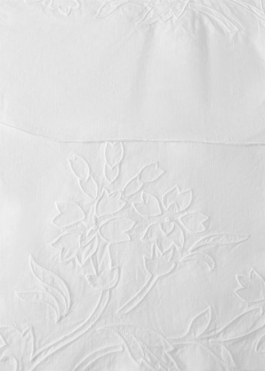 Hand-embroidered oval linen tablecloth for 6 to 8 diners