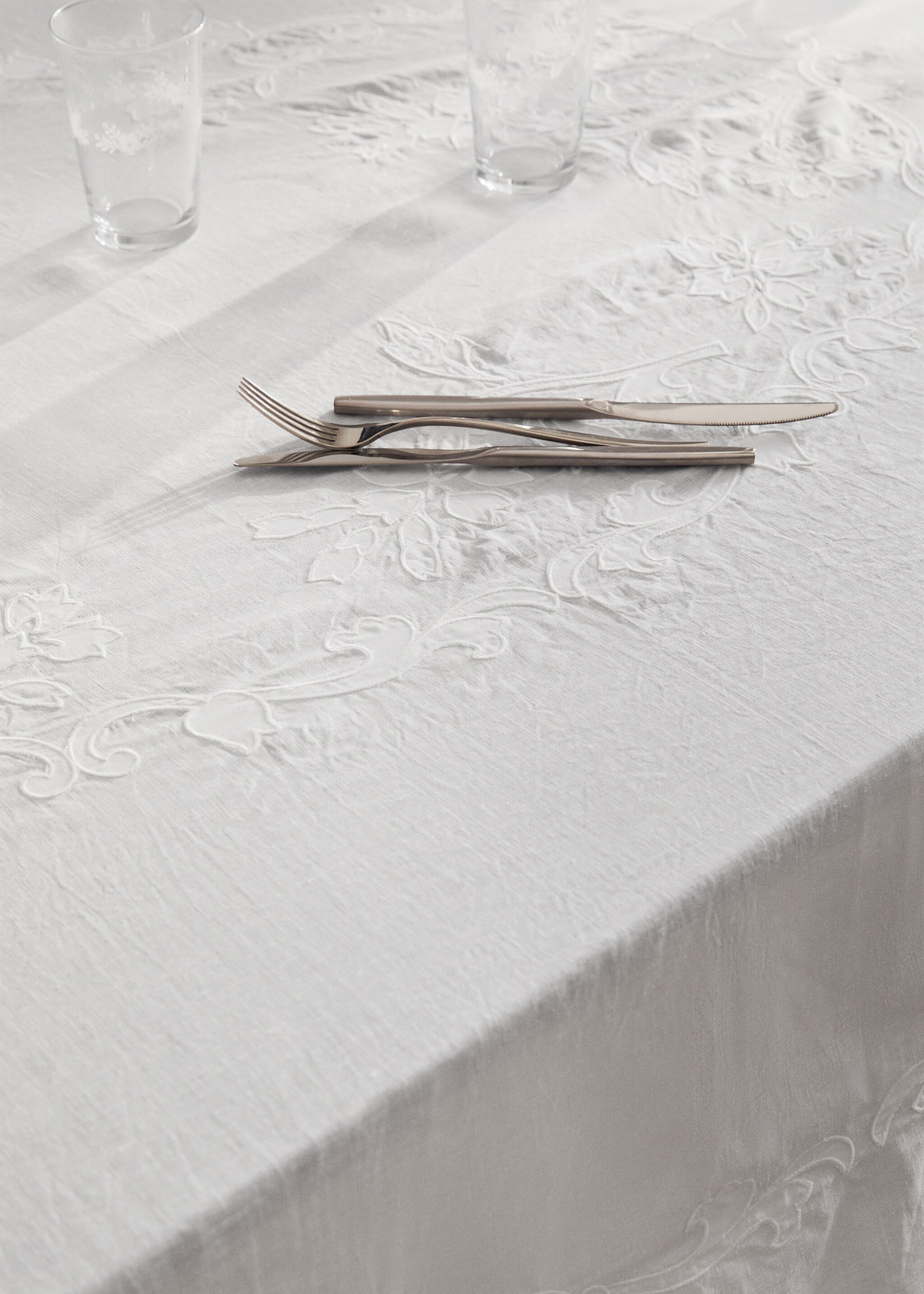 Hand-embroidered oval linen tablecloth for 6 to 8 diners - Details of the article 7, White. Ref: 17094123-00.