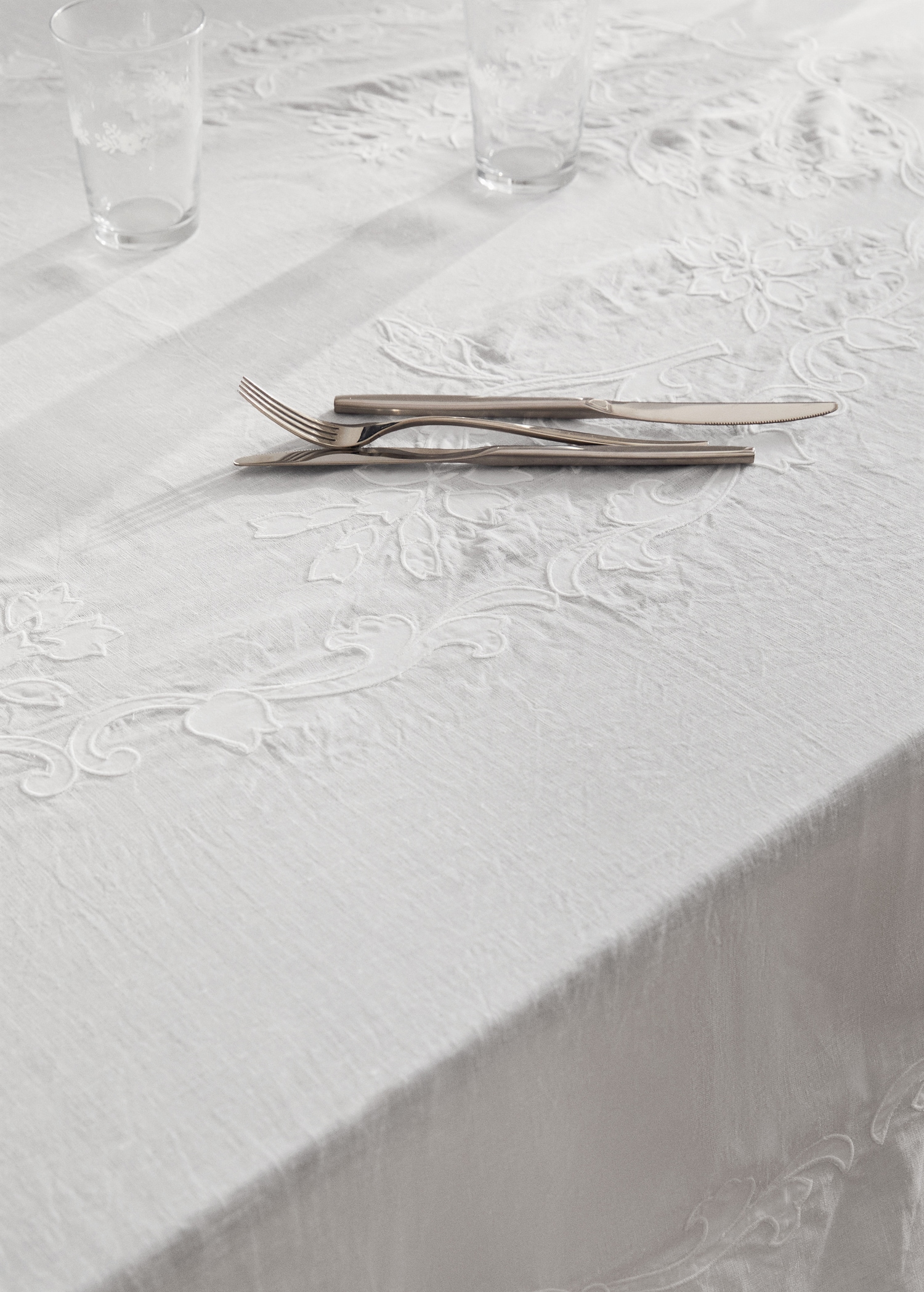 Hand-embroidered oval linen tablecloth for 6 to 8 guests - Dettaglio dell'articolo 7