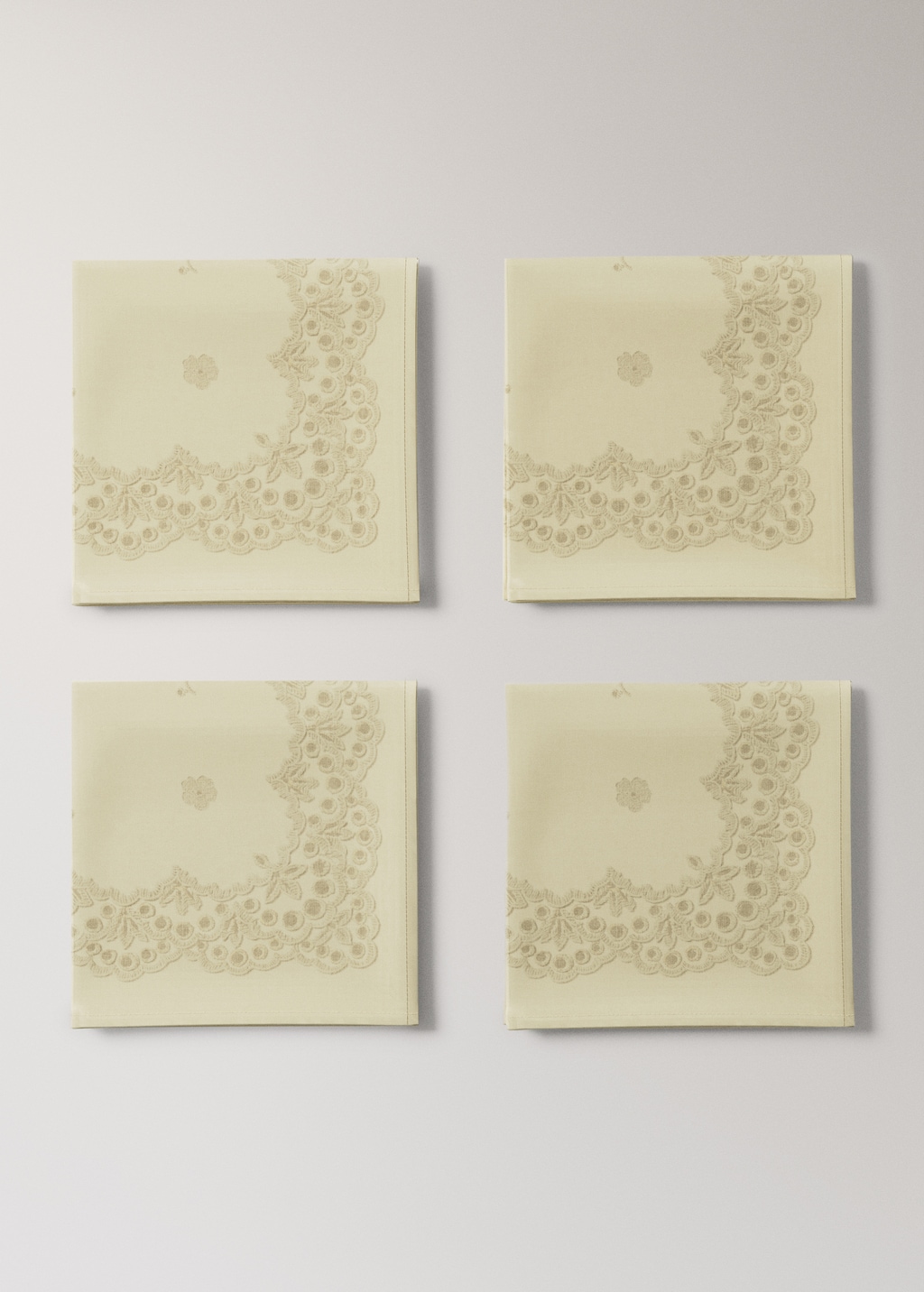 Linen napkins with floral pattern