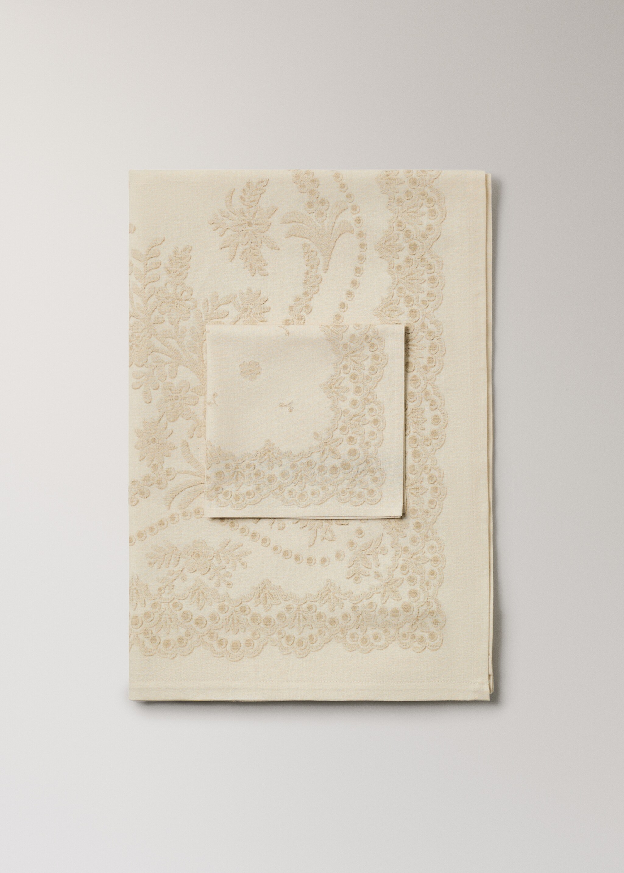 Linen napkins with floral pattern - Details of the article 3, Sand. Ref: 17094127-00.