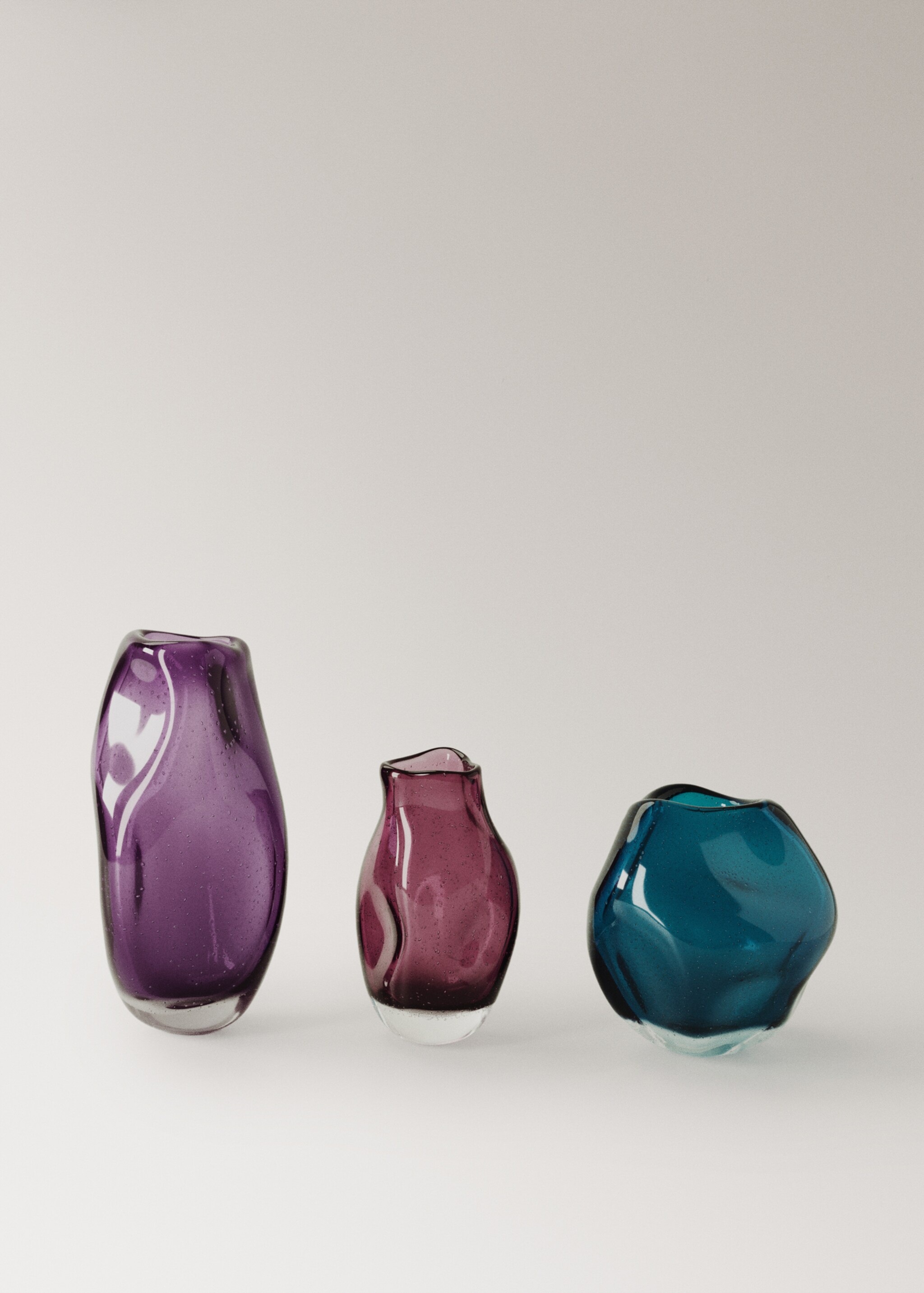 Irregular glass vase - Details of the article 4, Strawberry. Ref: 17094132-00.